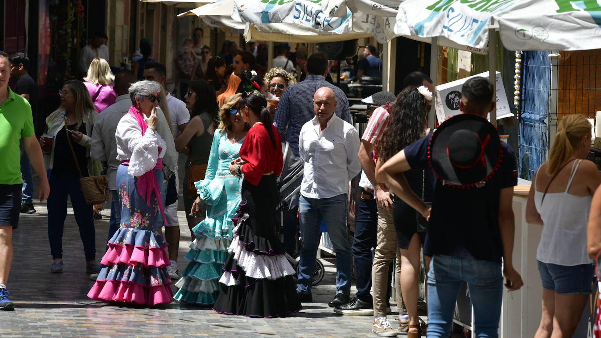 La alegría y colorido de las cruces de mayo abarrotan el casco antiguo de Cartagena de vecinos y turistas