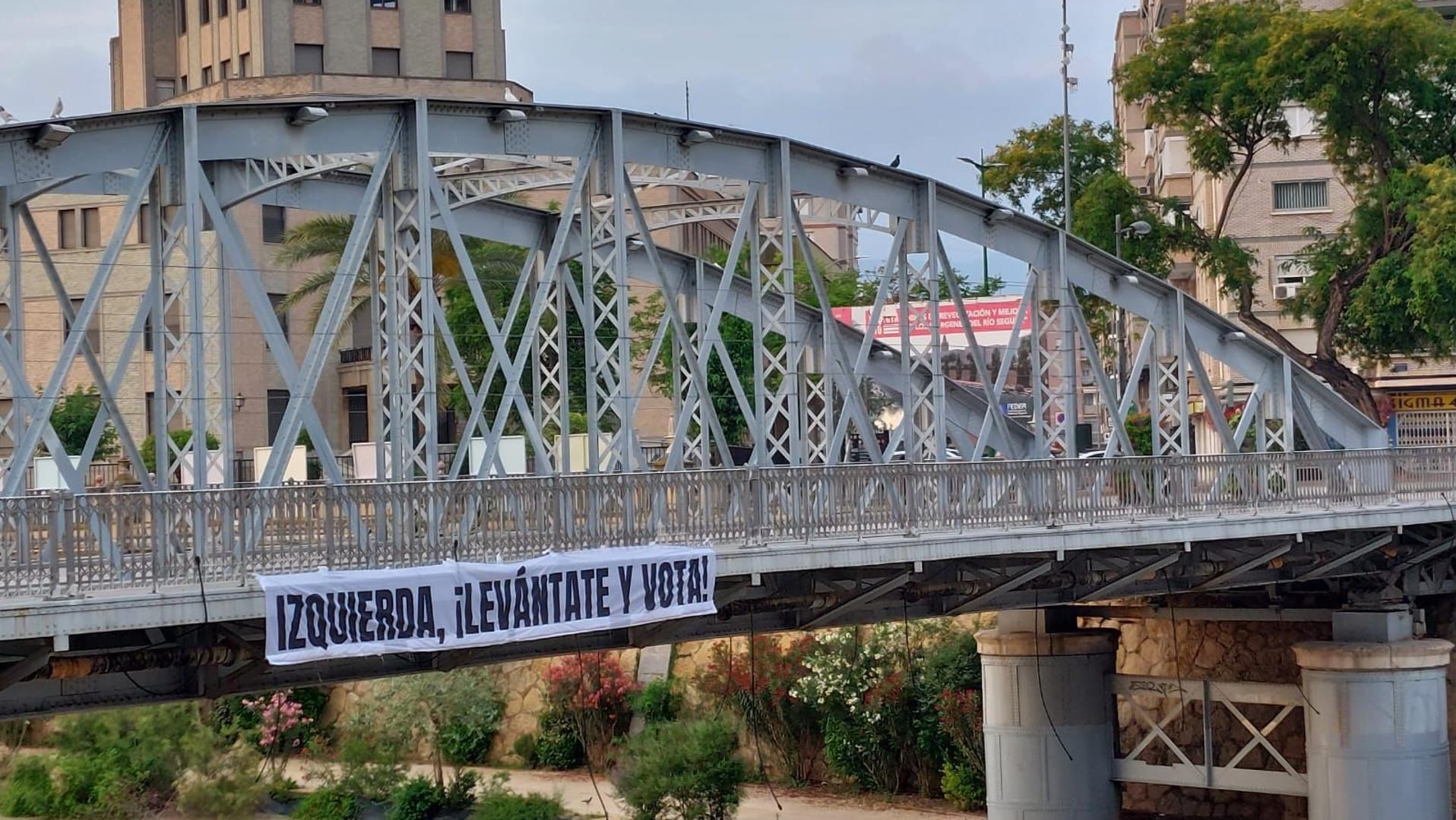 Una pancarta sobre el Puente de Hierro de Murcia llama a la movilización de la izquierda el 28-M
