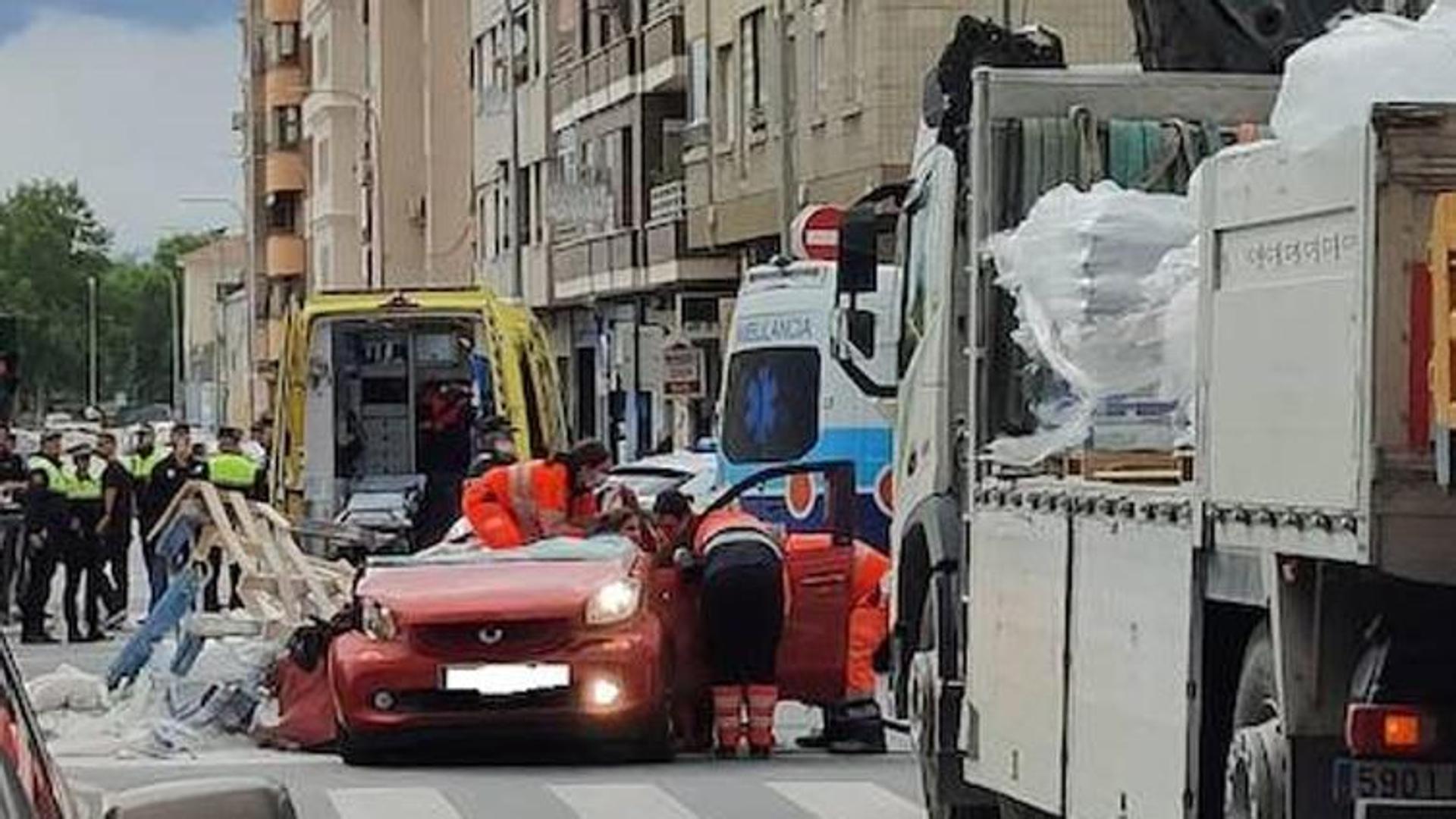 Salva su vida tras caer un palé de ladrillos encima de su coche en Granada