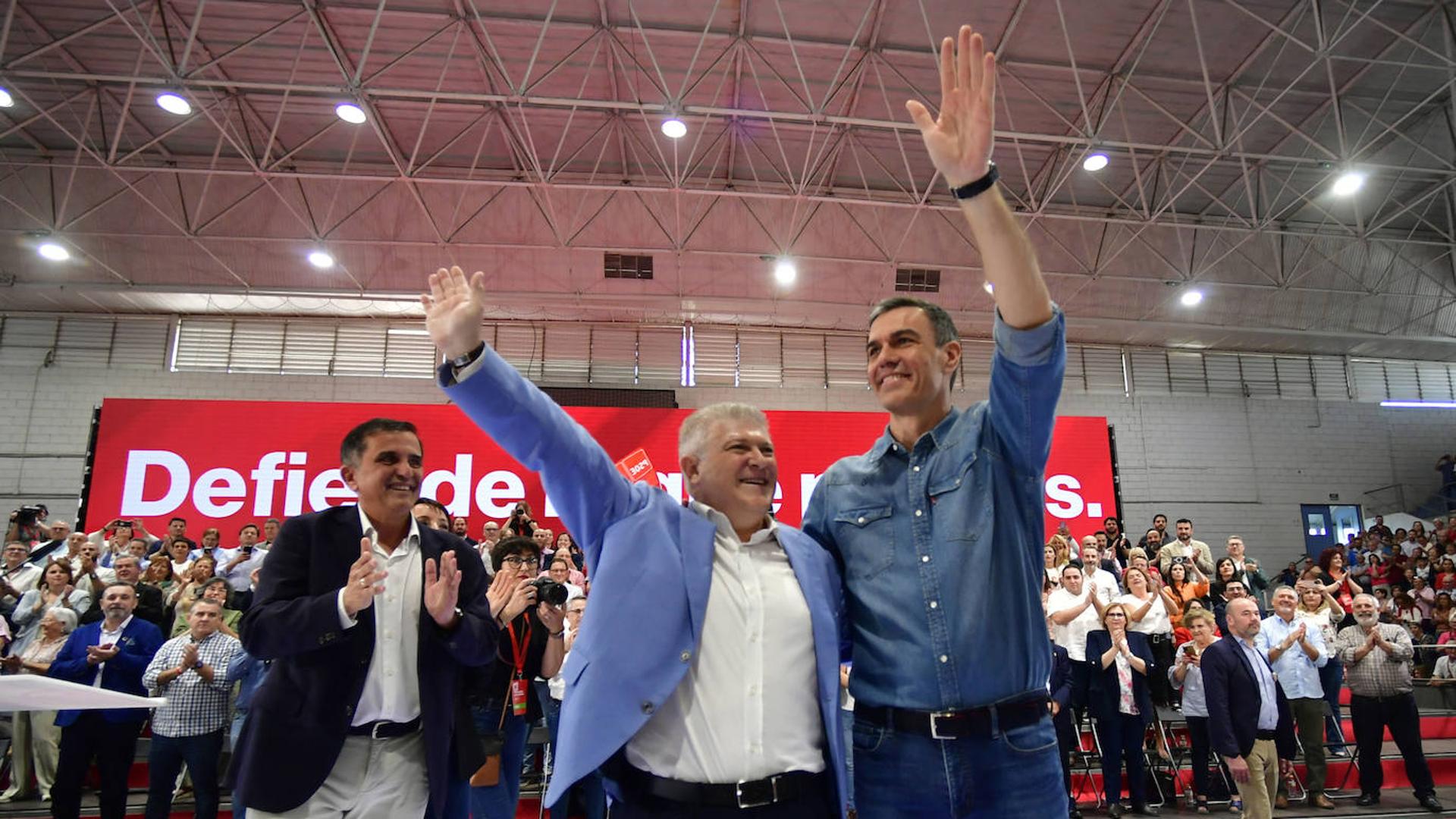 Pedro Sánchez se lanza en Murcia a por el voto joven con descuentos en el Interrail