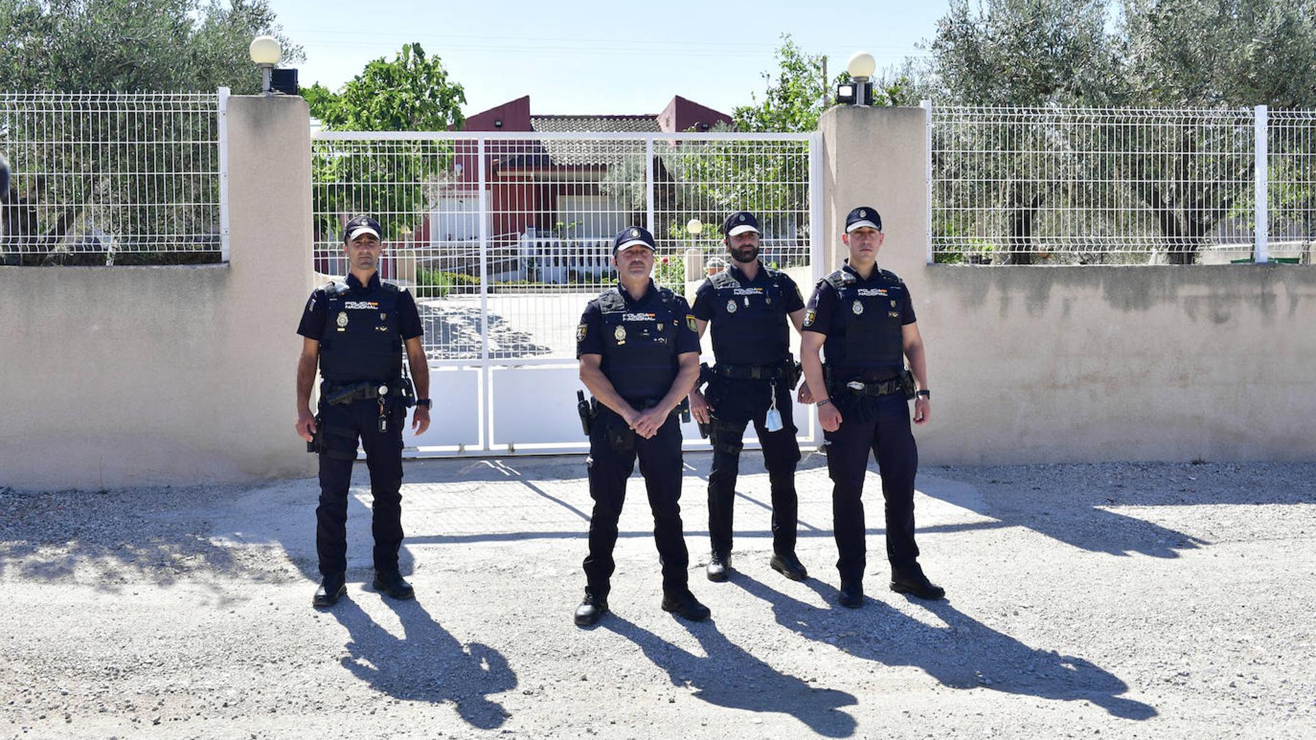 Cuatro policías nacionales rescatan a dos ancianas del incendio de su casa en Molina: «Solo unos minutos más y hubiera sido trágico»