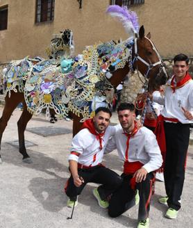 Imagen secundaria 2 - La peña Terremoto, campeona de la carrera de los Caballos del Vino de Caravaca de la Cruz 2023