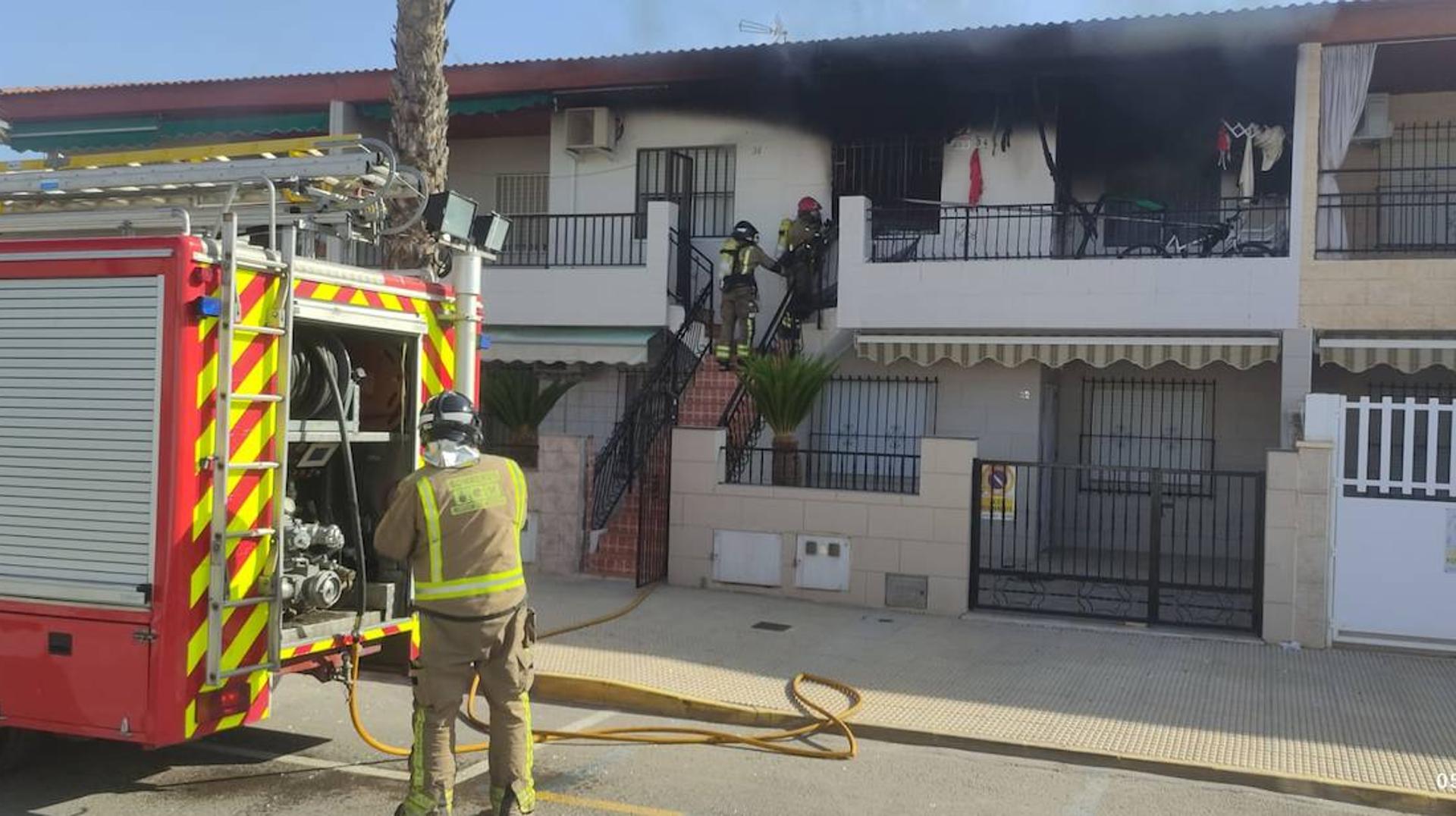 Herido un hombre de 35 años tras el incendio en una vivienda de Lo Pagán