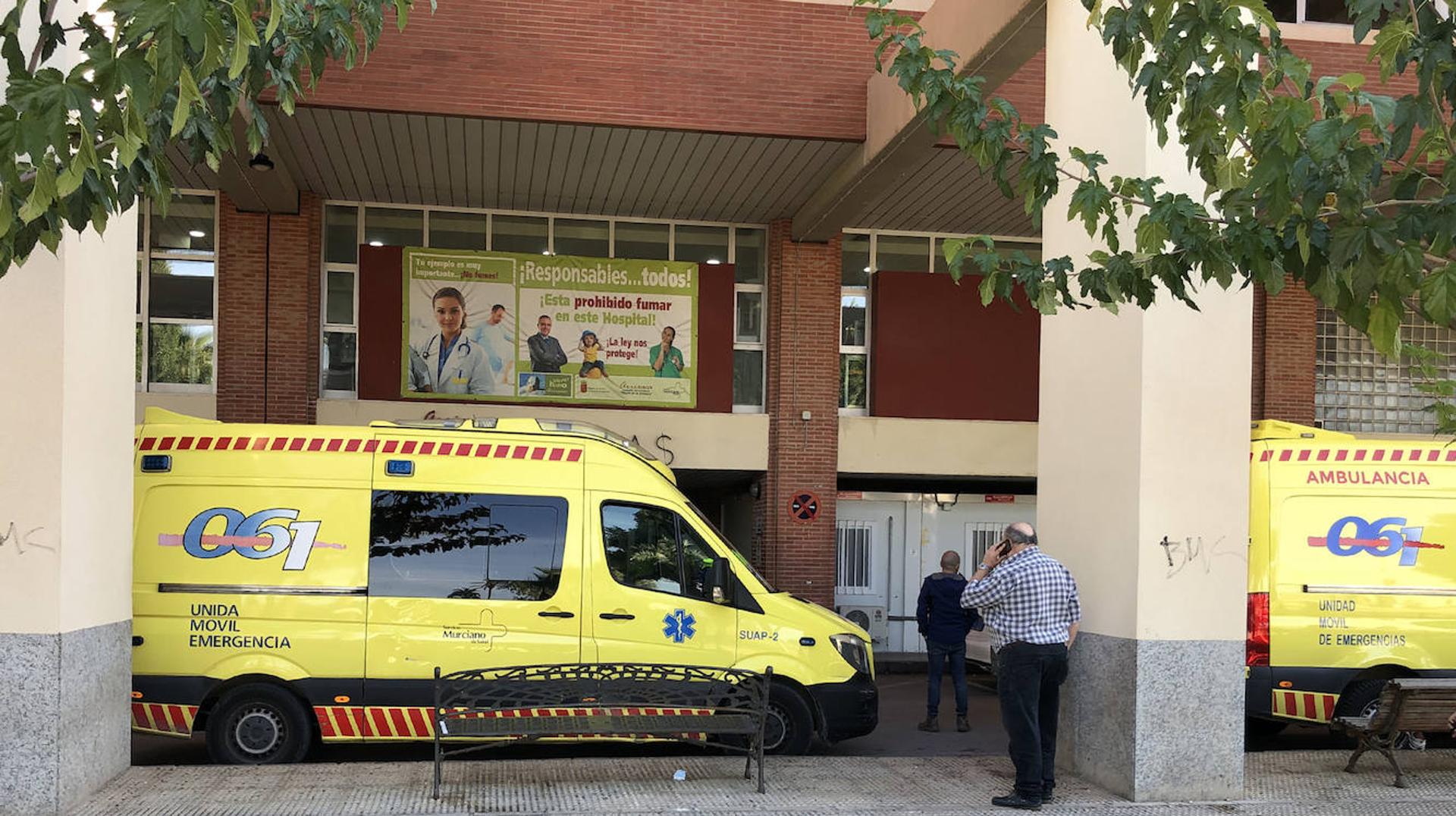 Un muerto y una herida al chocar un coche y un vehículo de mantenimiento de carreteras en Murcia