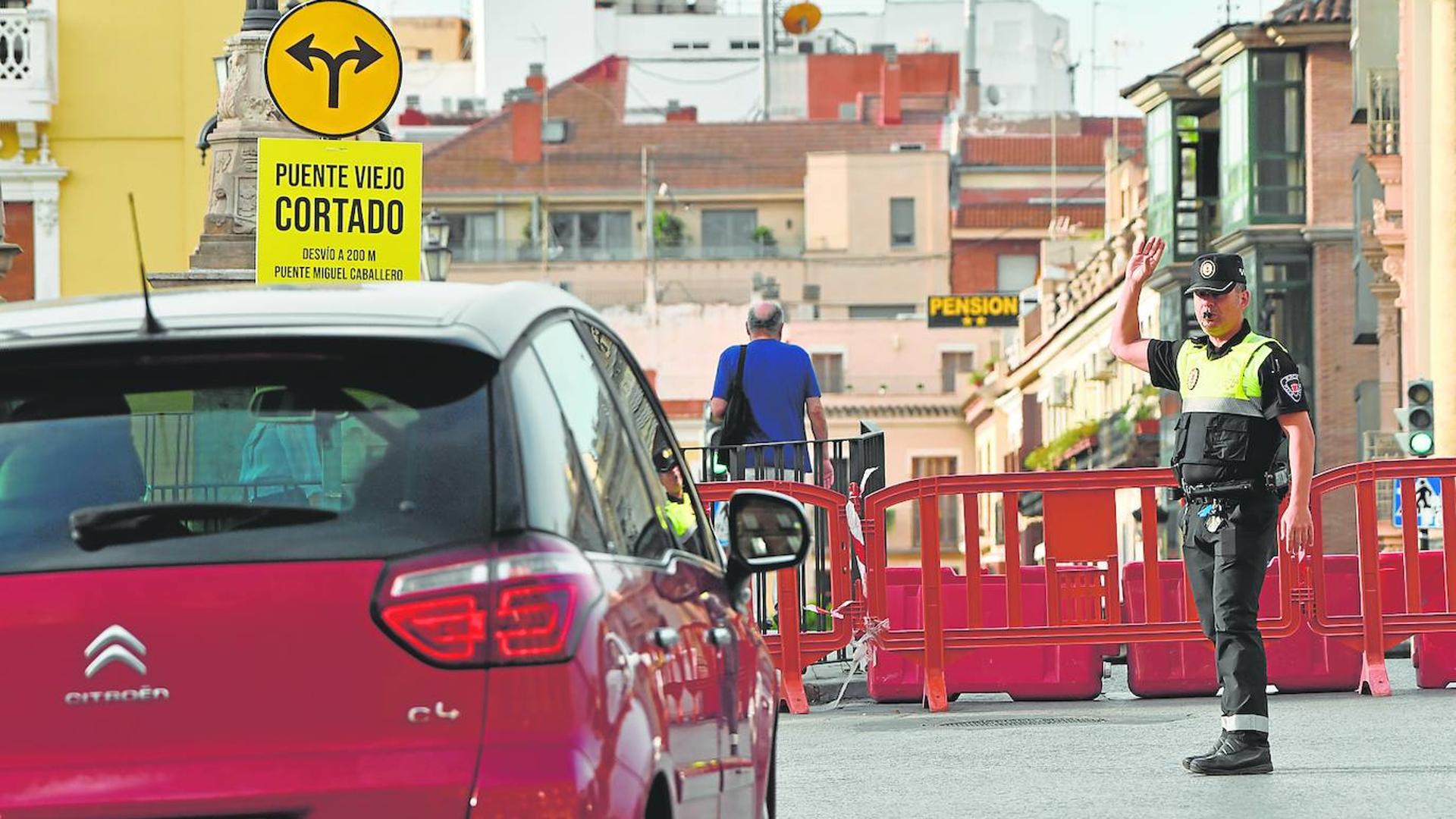 Una veintena de colectivos apoyan la concentración en contra de la reapertura al tráfico del Puente Viejo de Murcia