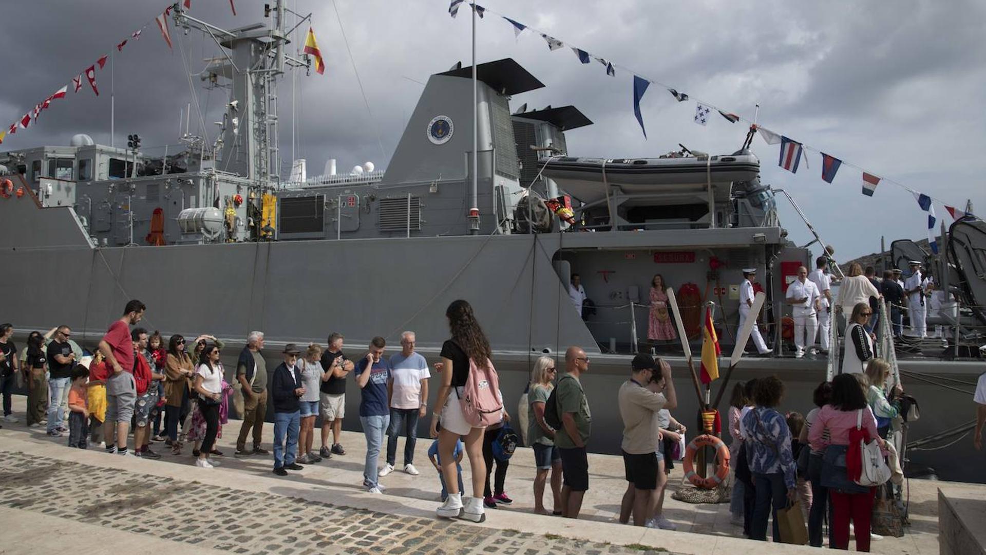 La lluvia da tregua a los militares pero desluce la visita de 5.200 cruceristas en Cartagena