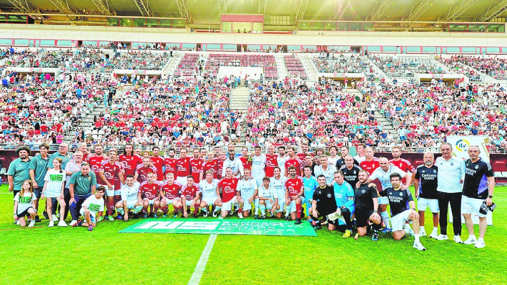 Homenaje y goles solidarios entre Real Murcia y Real Madrid