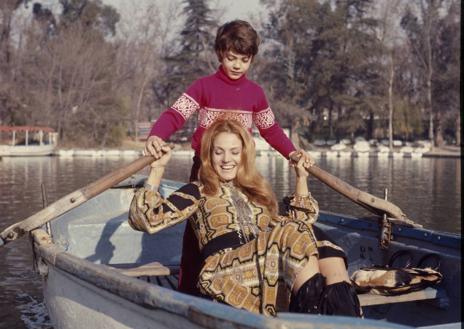 Imagen secundaria 1 - La actriz, en su boda junto a Augusto Algueró. | Sevilla con su hijo, Augusto Algueró, en el Retiro. | Una escena de la película 'No es bueno que el hombre este sólo'.