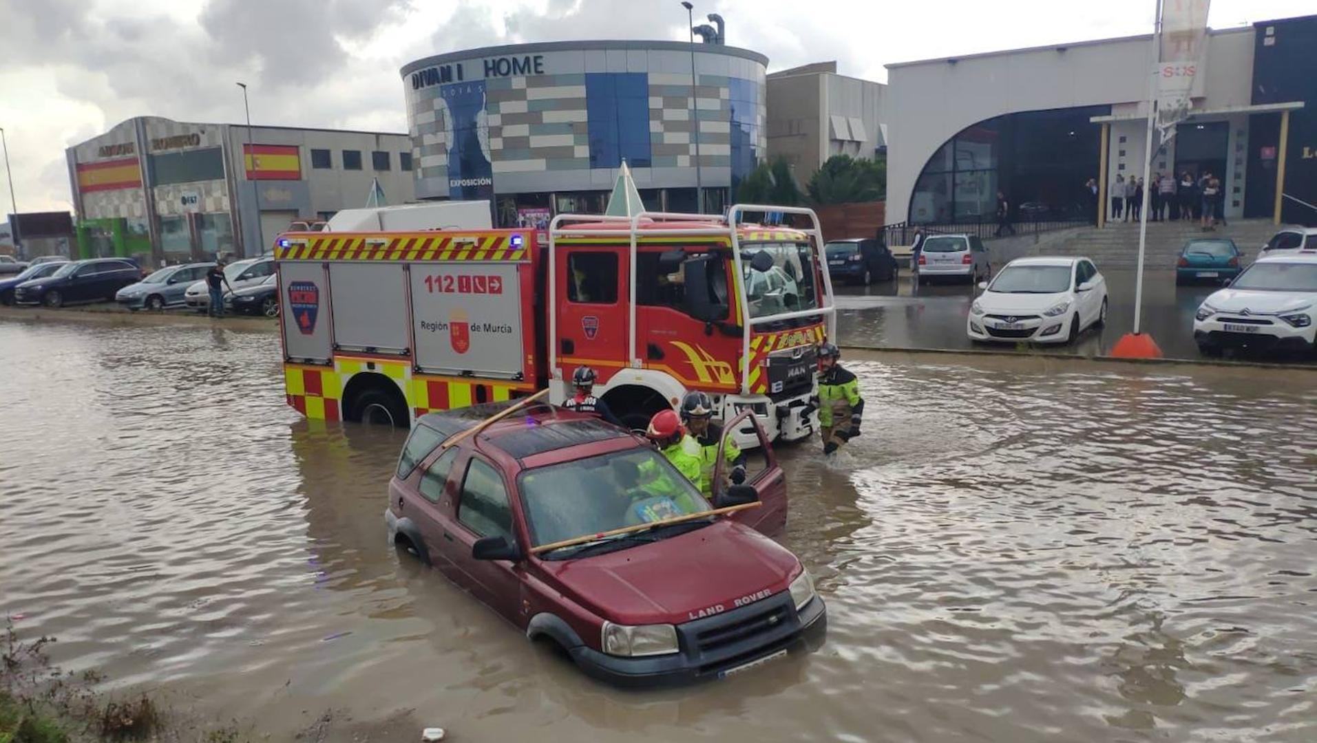 Rescatan a un conductor que se quedó atrapado por el agua en Yecla