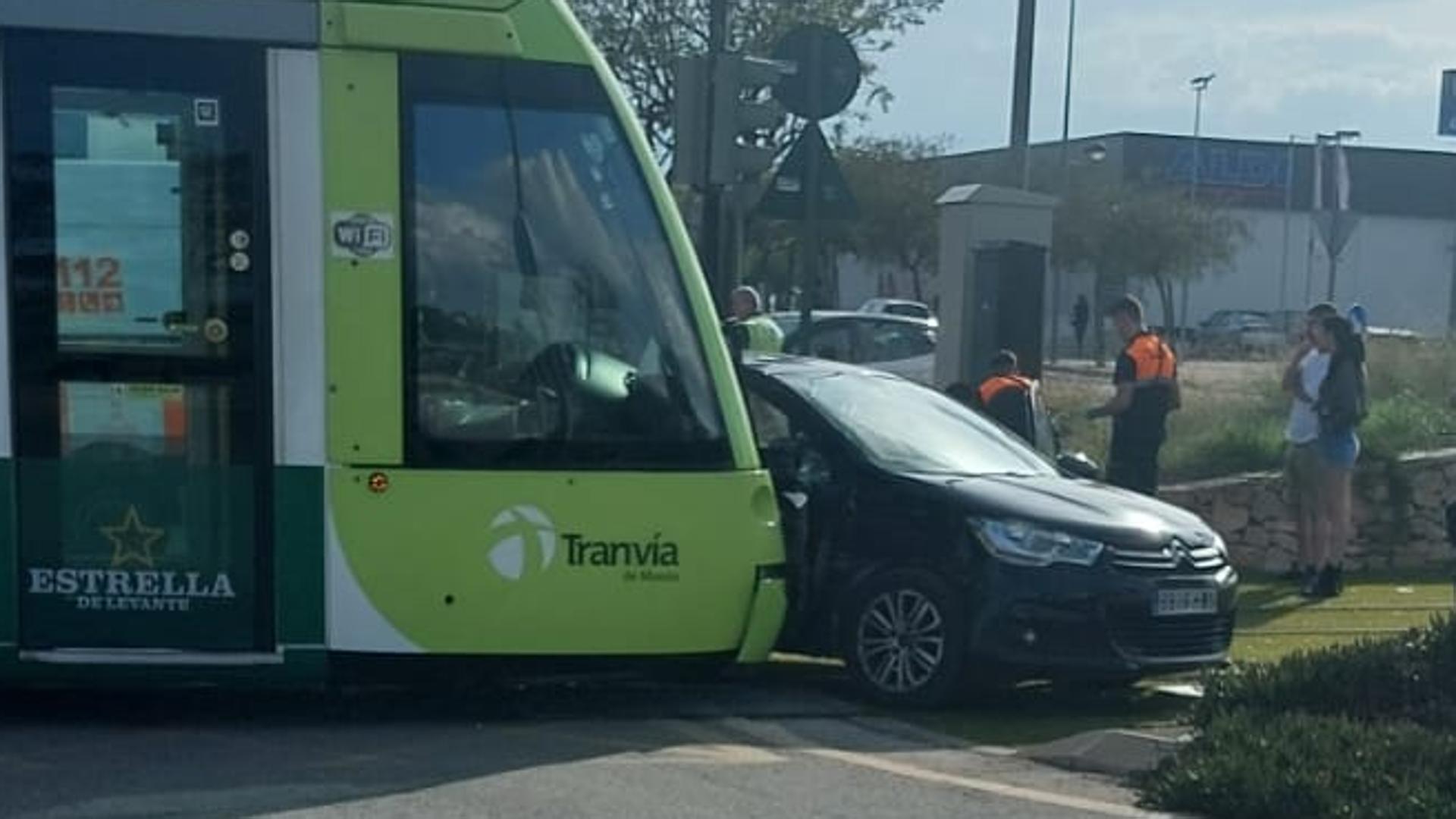 Un coche choca contra el tranvía en la avenida Juan de Borbón de Murcia