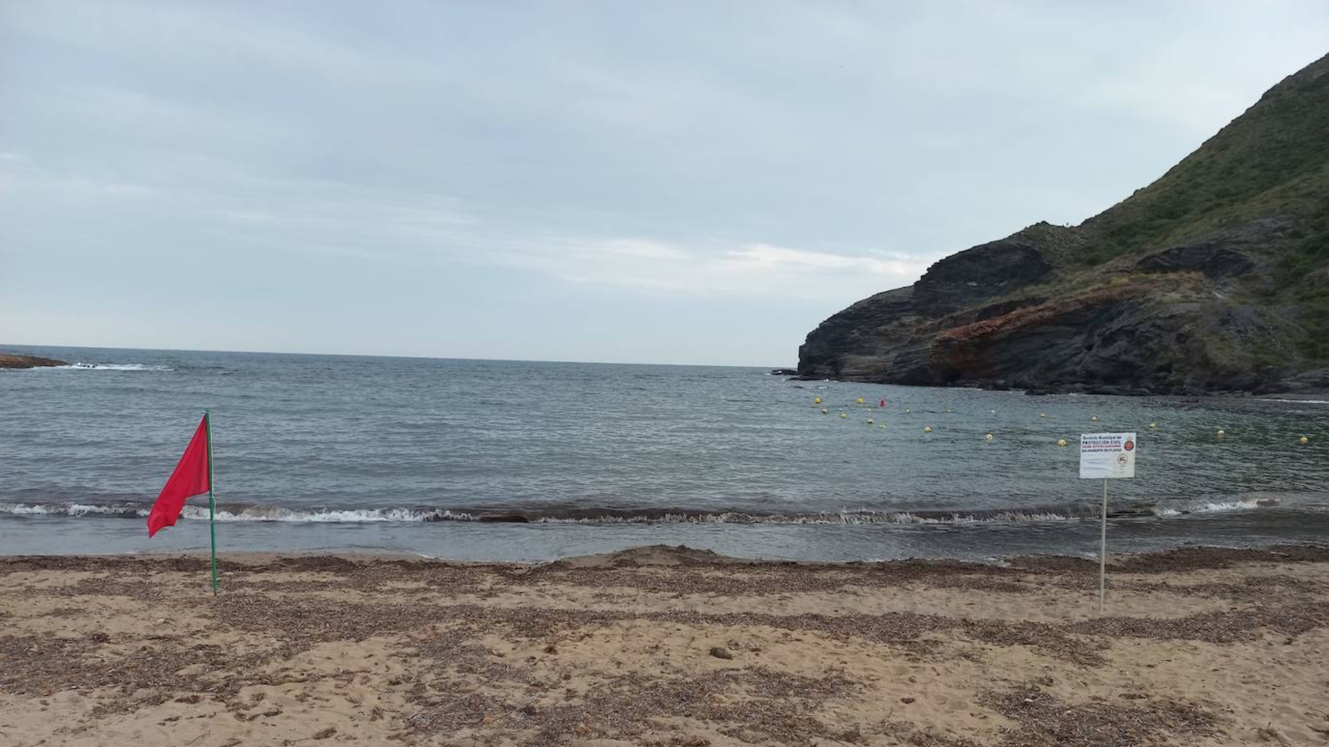 Prohíben el baño en la playa de Cala Reona por el vertido de aguas fecales