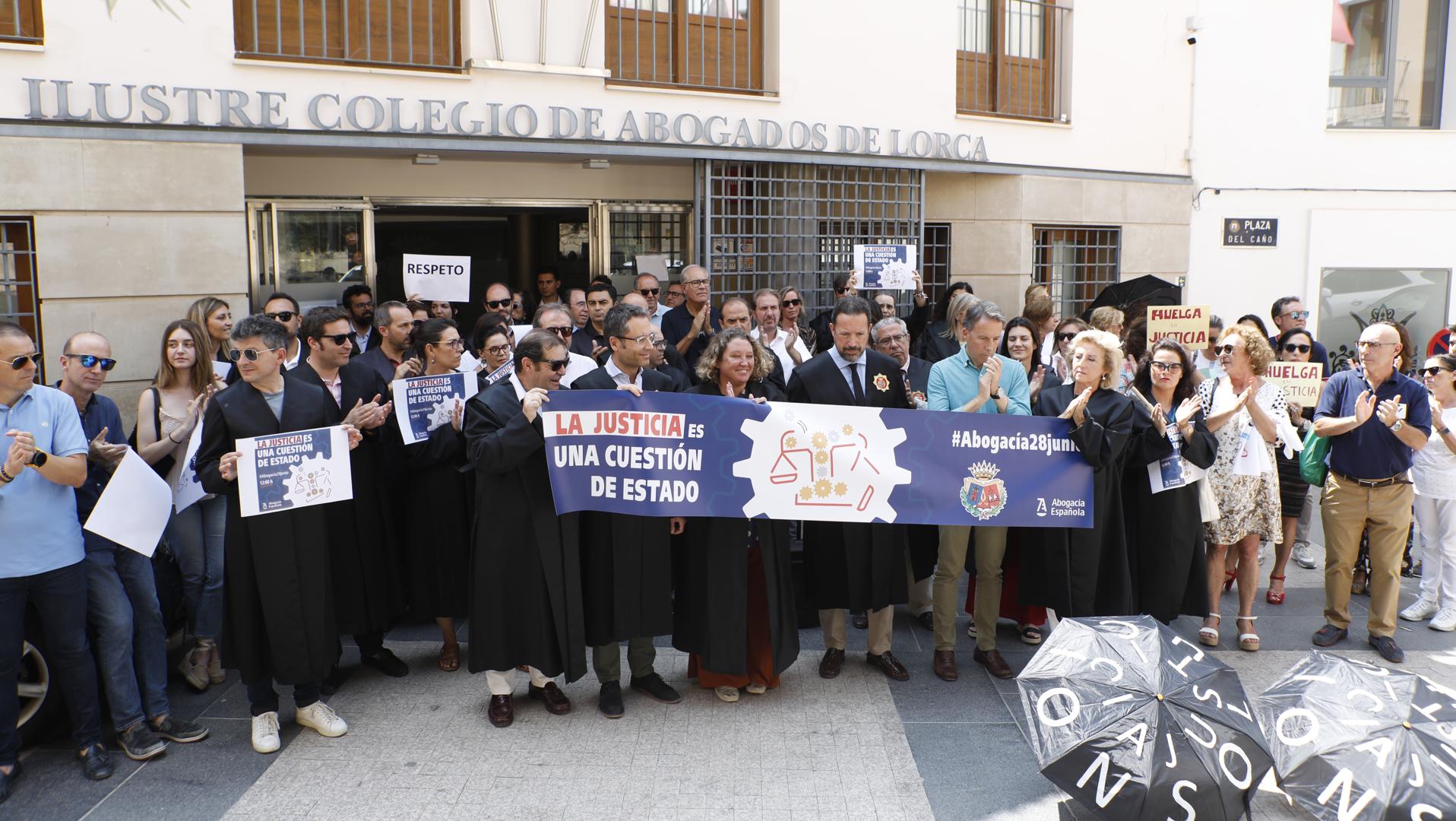 Los abogados protestan ante su sede en Lorca contra la paralización de la Justicia