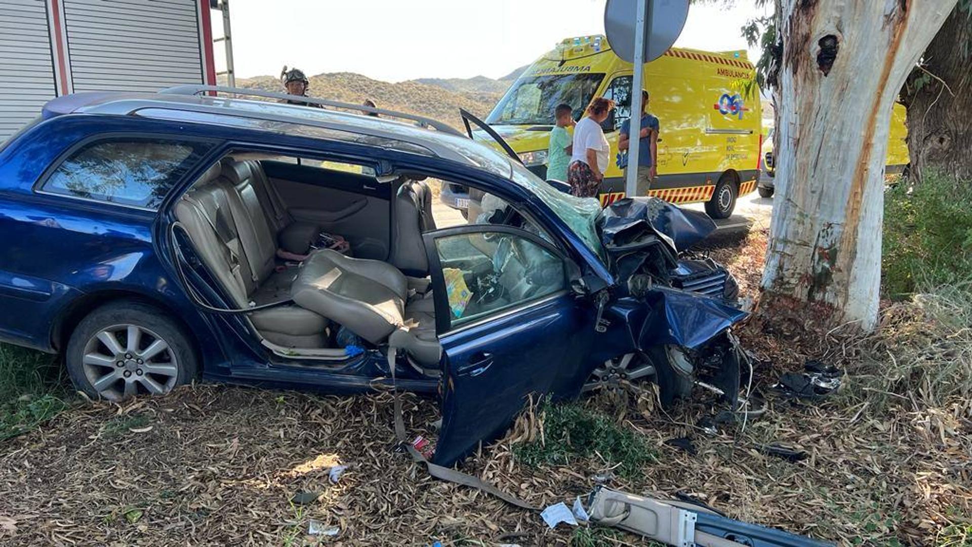 Heridas dos mujeres en Lorca al salirse su vehículo de la carretera y chocar contra un árbol