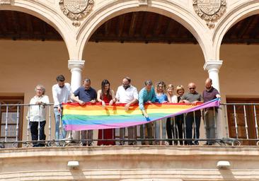 Vox Cartagena solicita al Ayuntamiento la retirada de la bandera LGTBI de las instalaciones municipales