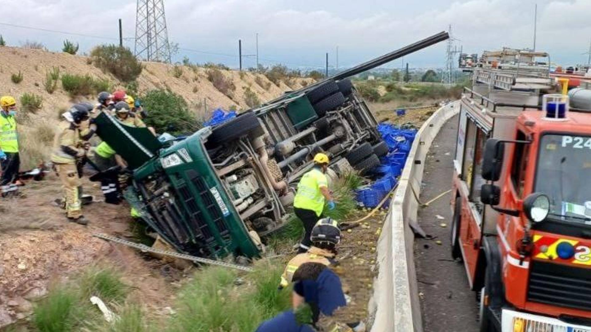 Rescatado el ocupante de un camión tras volcar cerca de la salida de Guadalupe, en la A-7