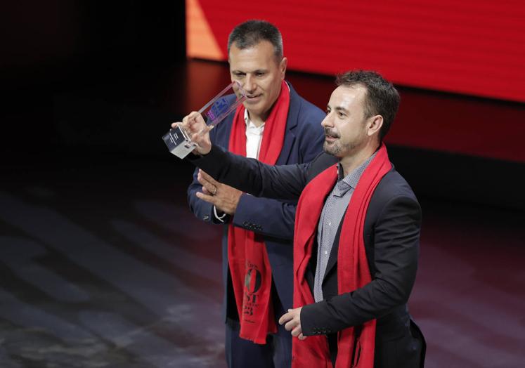 Imagen principal - En la imagen superior, los chefs de Disfrutar, Oriol Castro (izq.) y Eduard Xatruch, reciben el premio como segundo mejor restaurante del mundo: debajo, el chef Quique Dacosta, cuyo restaurante cierra el 'top 20'; y, por último, el chef Dabiz Muñoz (tercero de la lista de 50 Best con DiverXo) en uno de sus gestos de celebración más conocidos.