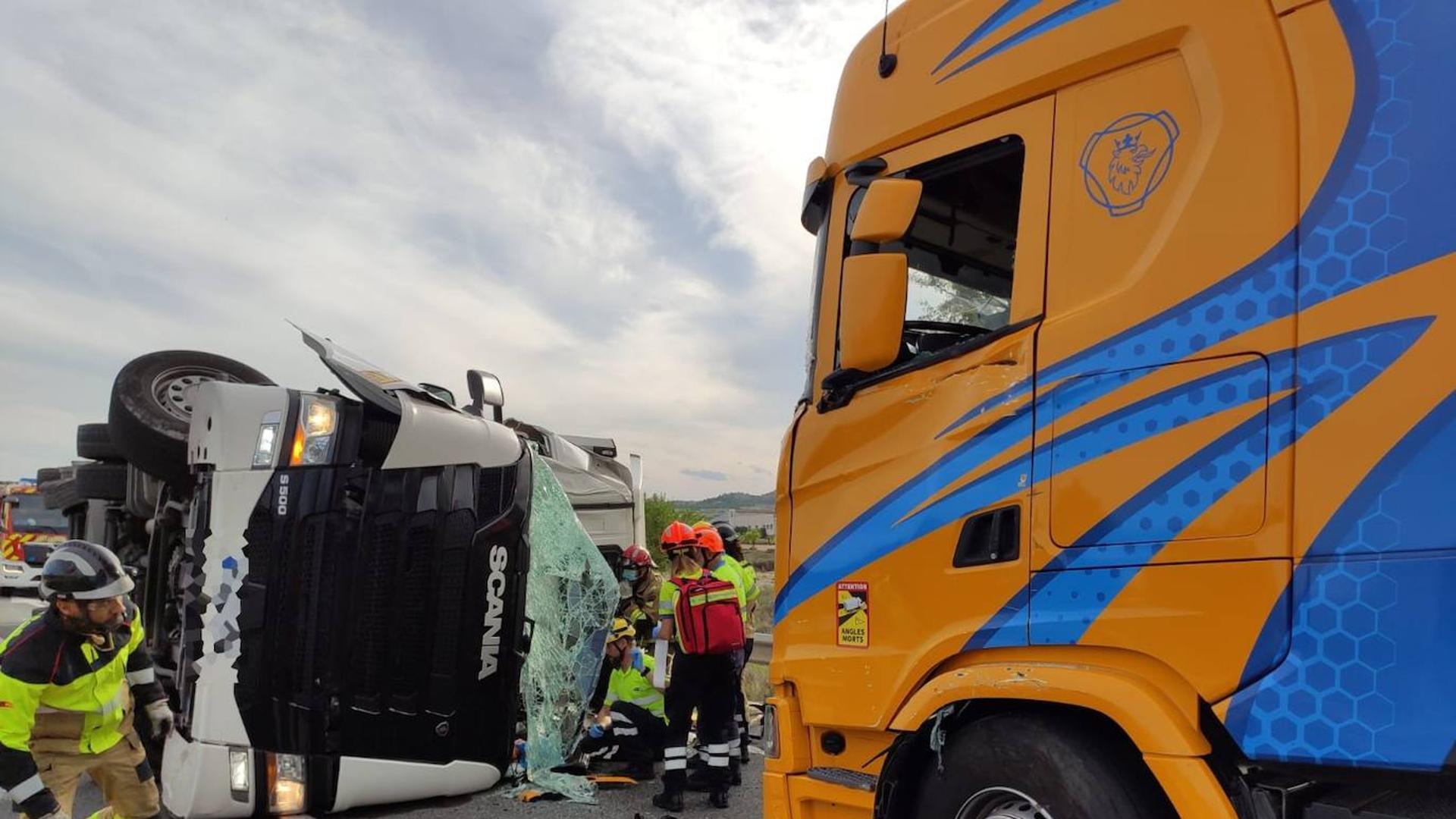 Muere un conductor tras el choque frontal de dos camiones en Yecla