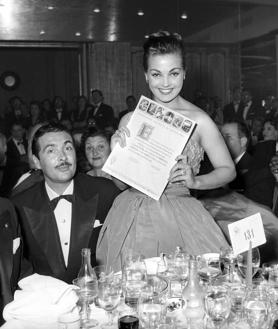 Imagen secundaria 2 - Sevilla en 'El deseo y el amor'. | La actriz, en su casa de la Colonia de El Viso en Madrid. | Junto al actor Juan Calvo (i), recibiendo el premio de Cinematografía española 1956. 