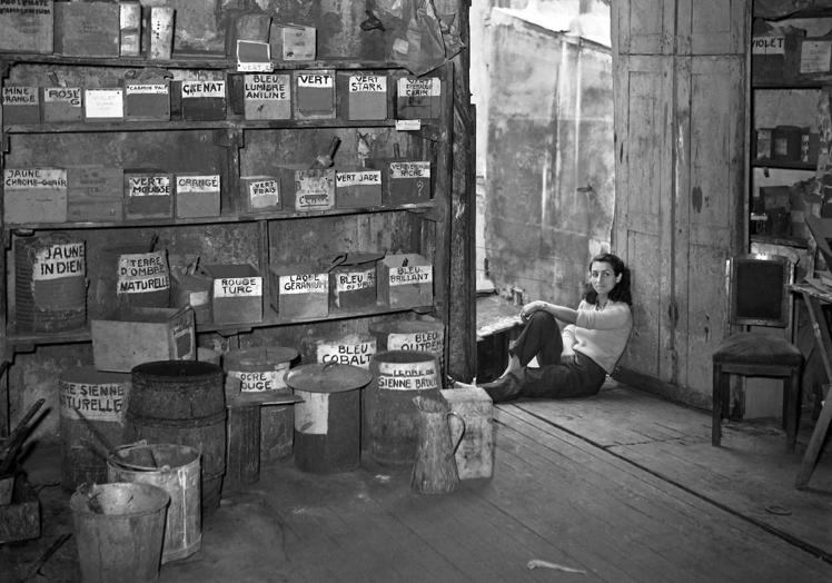 Francoise Gilot, junto a uno de sus cuadros y sus pinturas en 1953. el año en que dejó la relación sentimental con Pablo Picasso.