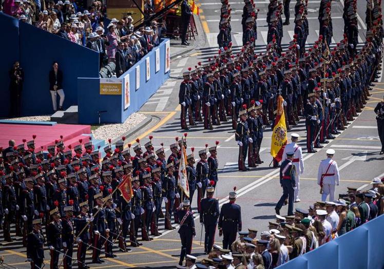 Miles de personas vitorean a las Fuerzas Armadas en Granada