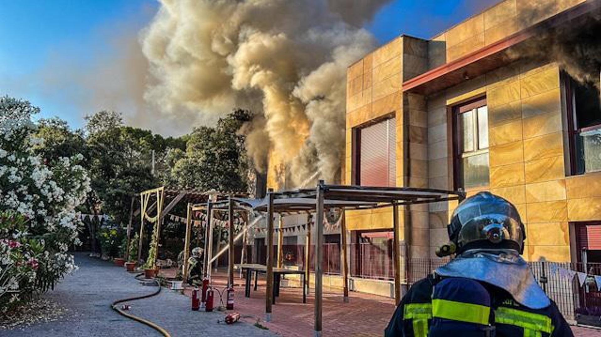 Una mujer muerta y siete intoxicados en el incendio de una residencia de Madrid