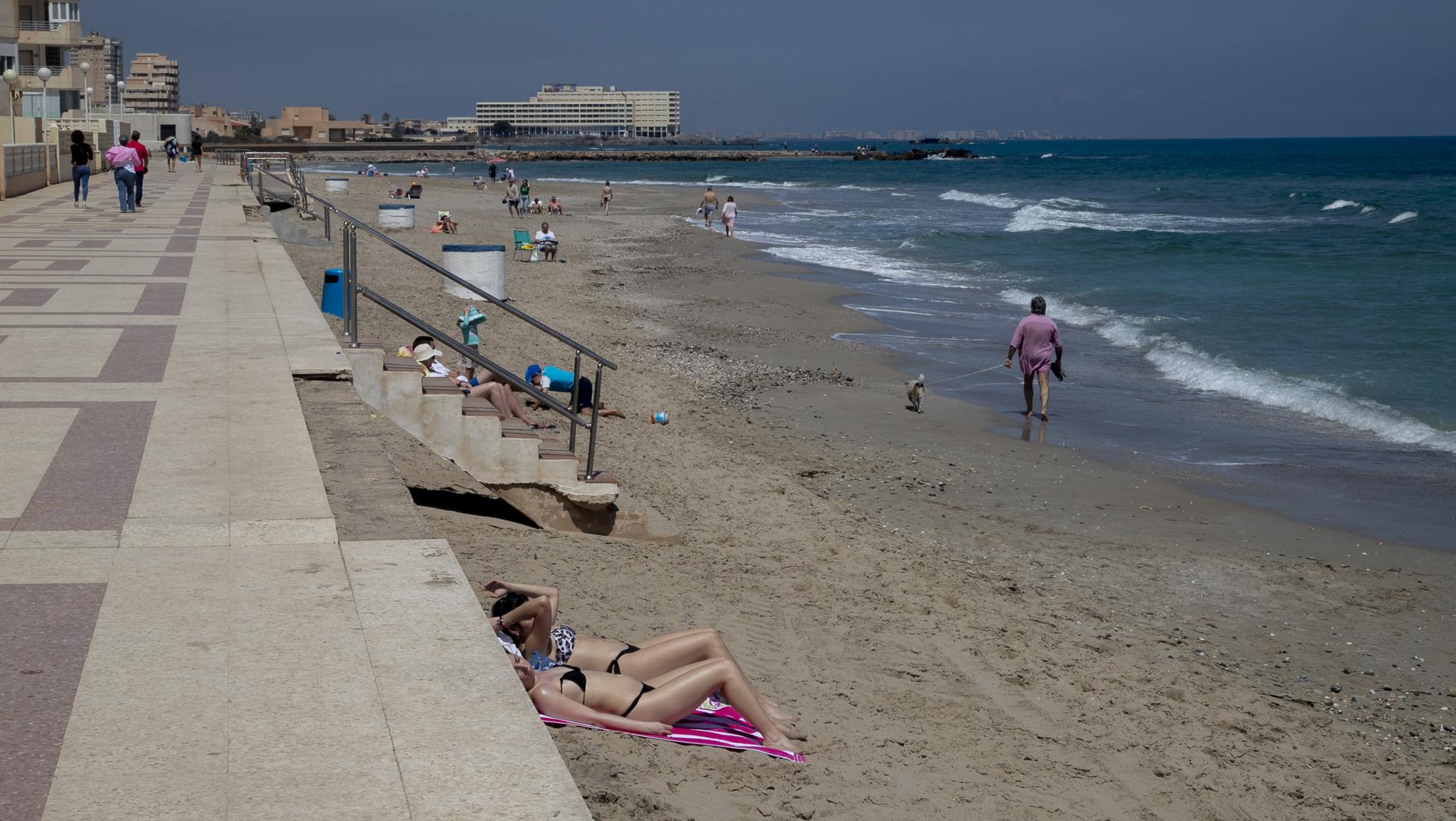 Muere un bañista de 45 años en una playa de La Manga