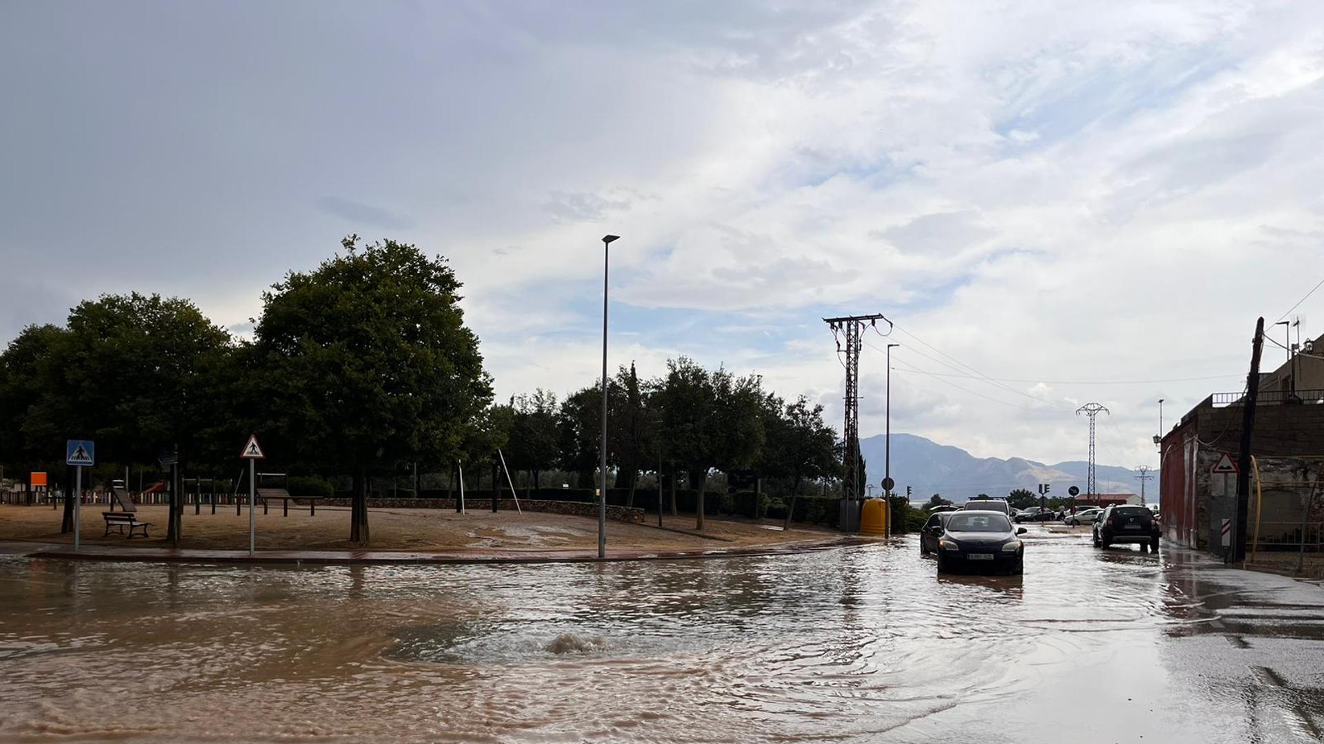 Una fuerte tromba de agua anega varias calles de Alhama de Murcia en media hora