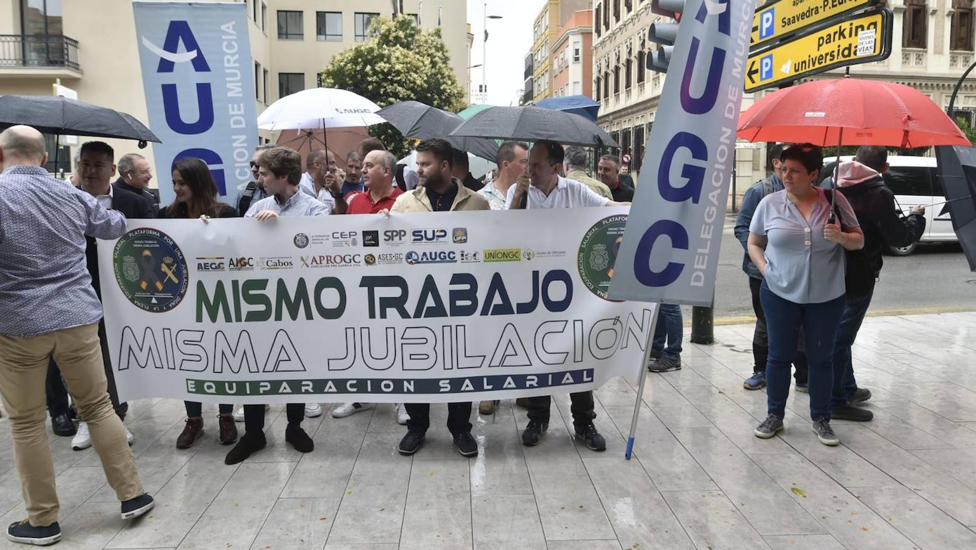 Policías nacionales y guardias civiles se concentran en Murcia para exigir que, al «mismo trabajo, misma pensión»