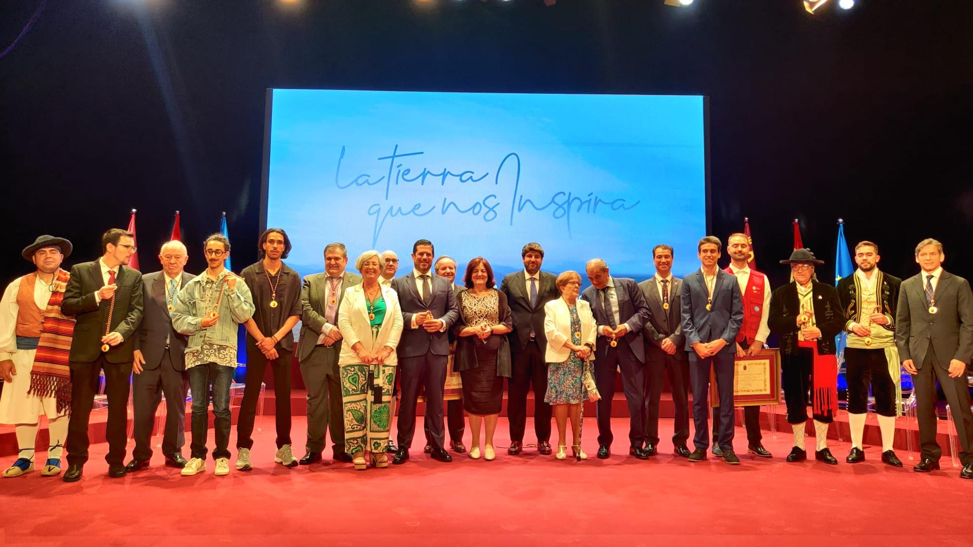 Premios, política y lágrimas en el acto del Día de la Región de Murcia
