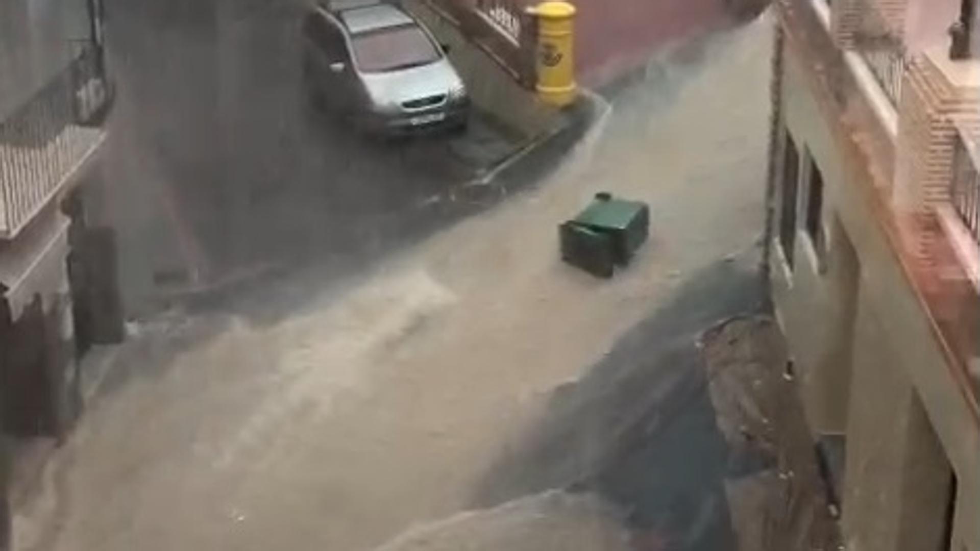 Una tormenta anega calles en el Noroeste de la Región de Murcia y causa daños en cultivos