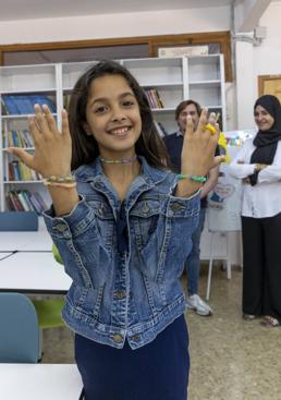 Omayma, la niña de 10 años de San Javier que vende pulseras para pagarse su viaje de estudios