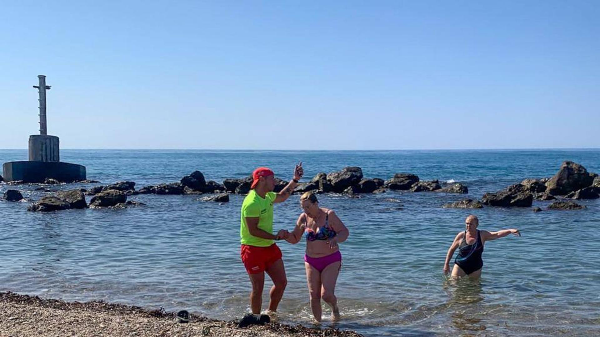 Águilas cierra las playas de la Colonia y Poniente por un vertido de aguas resisuales