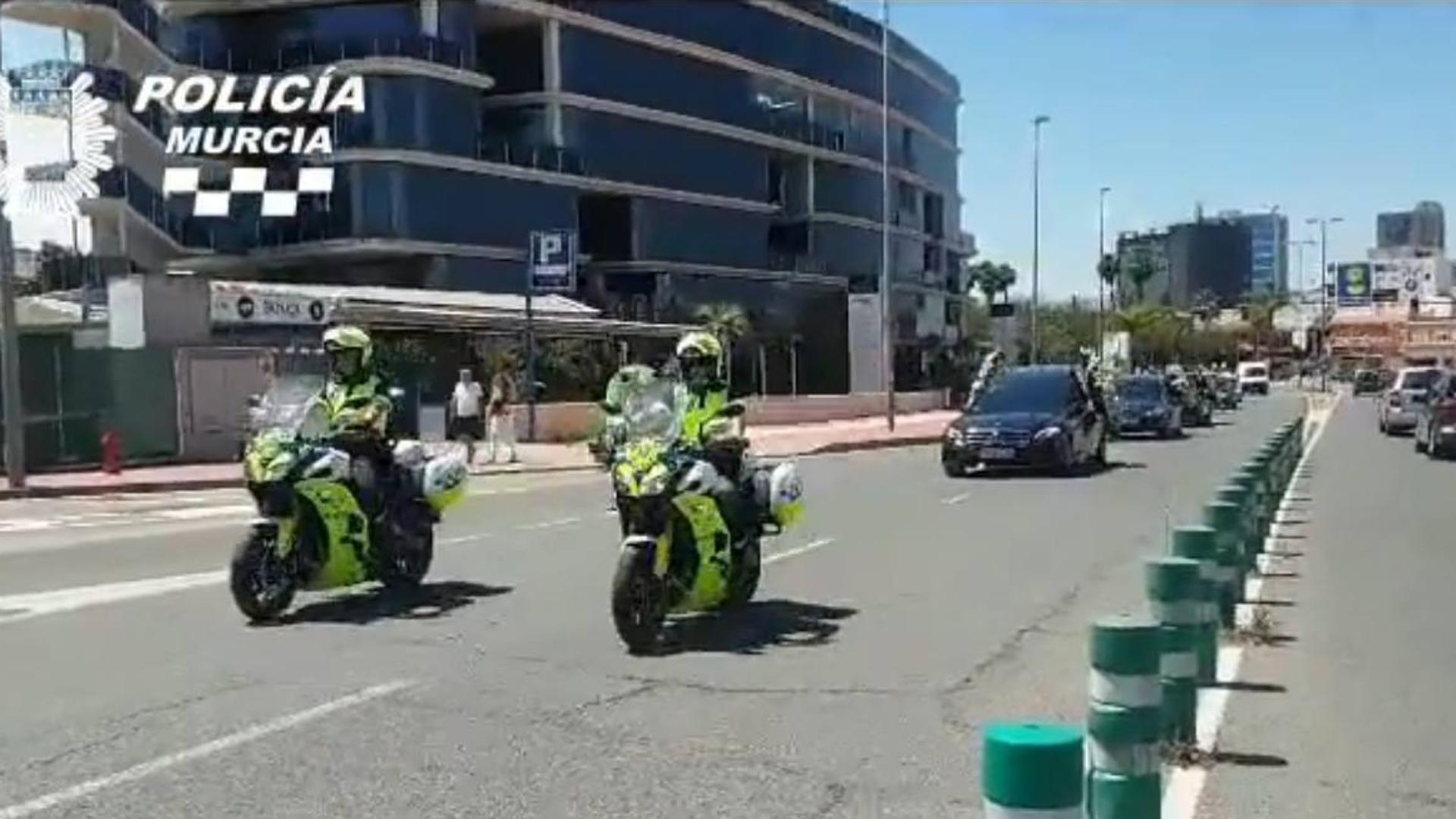 Con luces y sirenas: la Policía Local de Murcia escolta el coche fúnebre de Martín