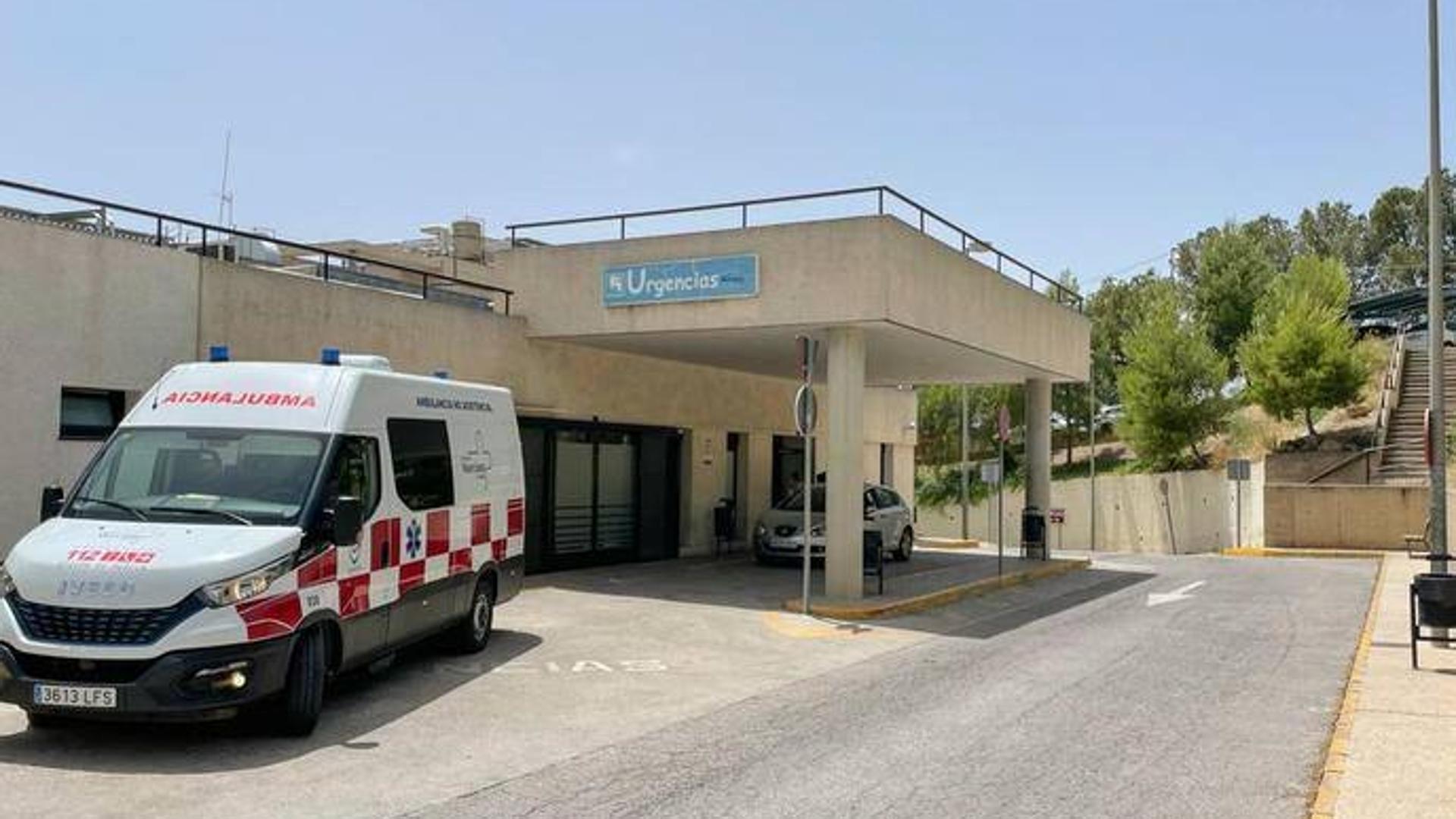 Trasladan al hospital a un trabajador tras caerle una valla encima en Águilas