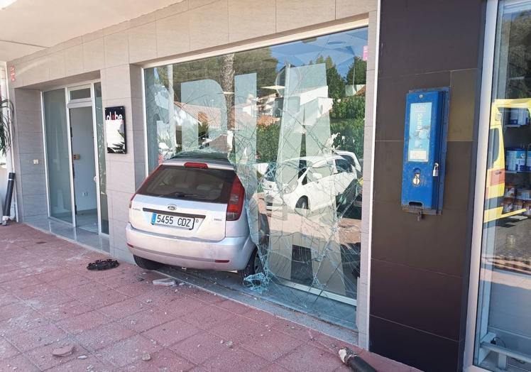 El vehículo, tras impactar contra la fachada de la asesoría.