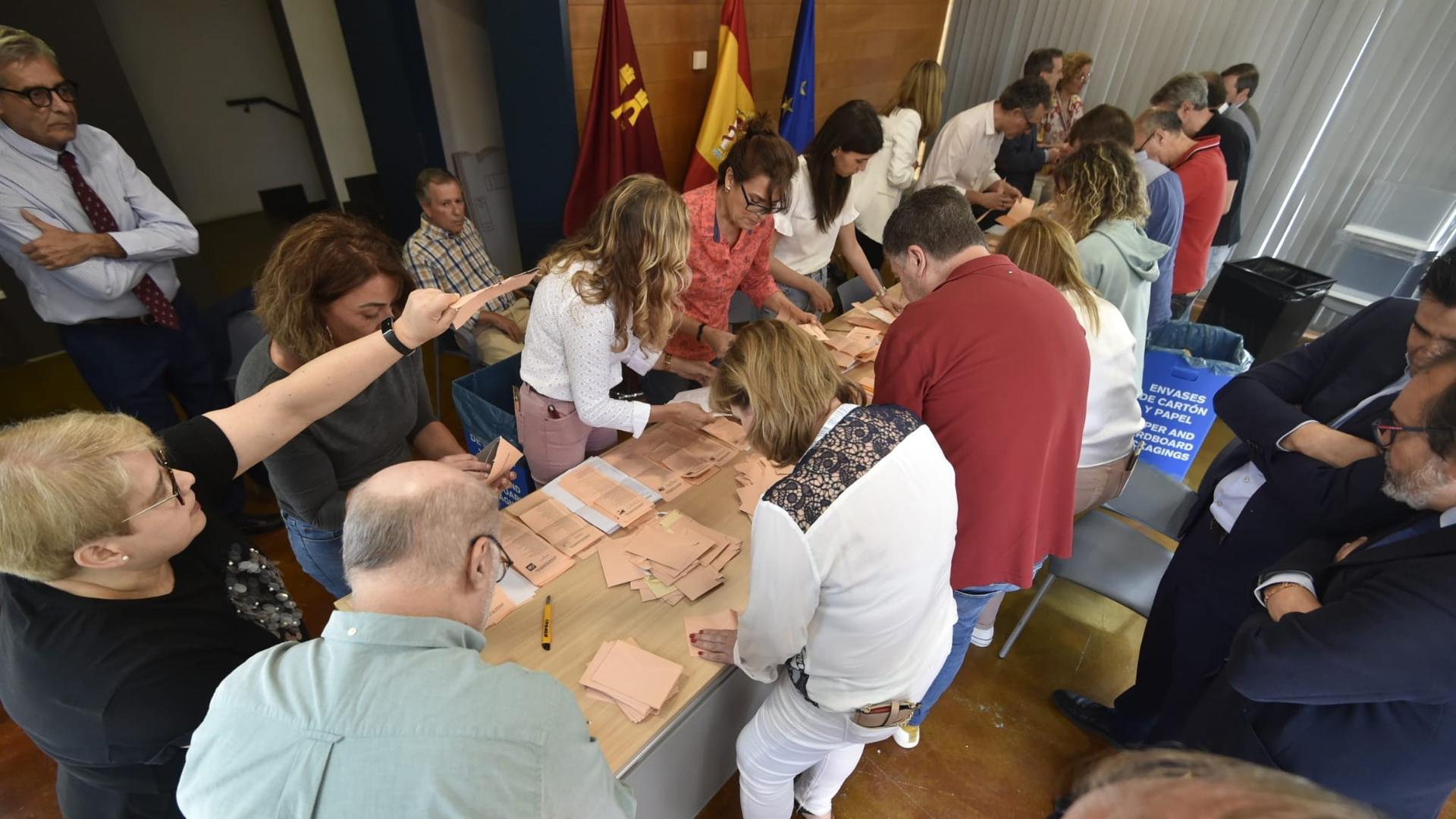 El voto emigrante no hace bailar ningún escaño del 28-M en la Región de Murcia