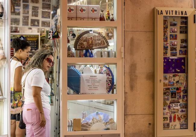 La agonía de las tiendas de ‘souvenirs’ en Murcia: «Me compran un imán y dando gracias»