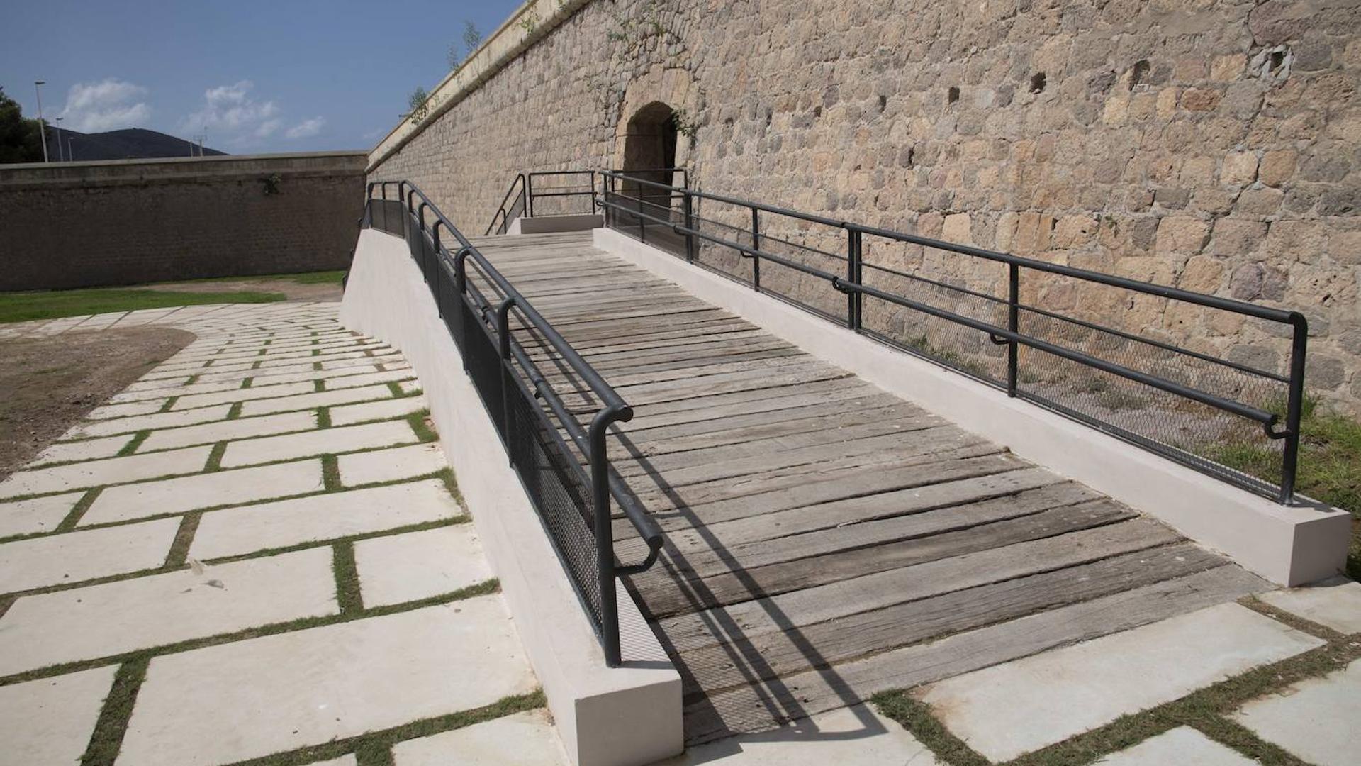 Cultura ordena el derribo de la pasarela de la Puerta del Socorro de la Muralla de Cartagena