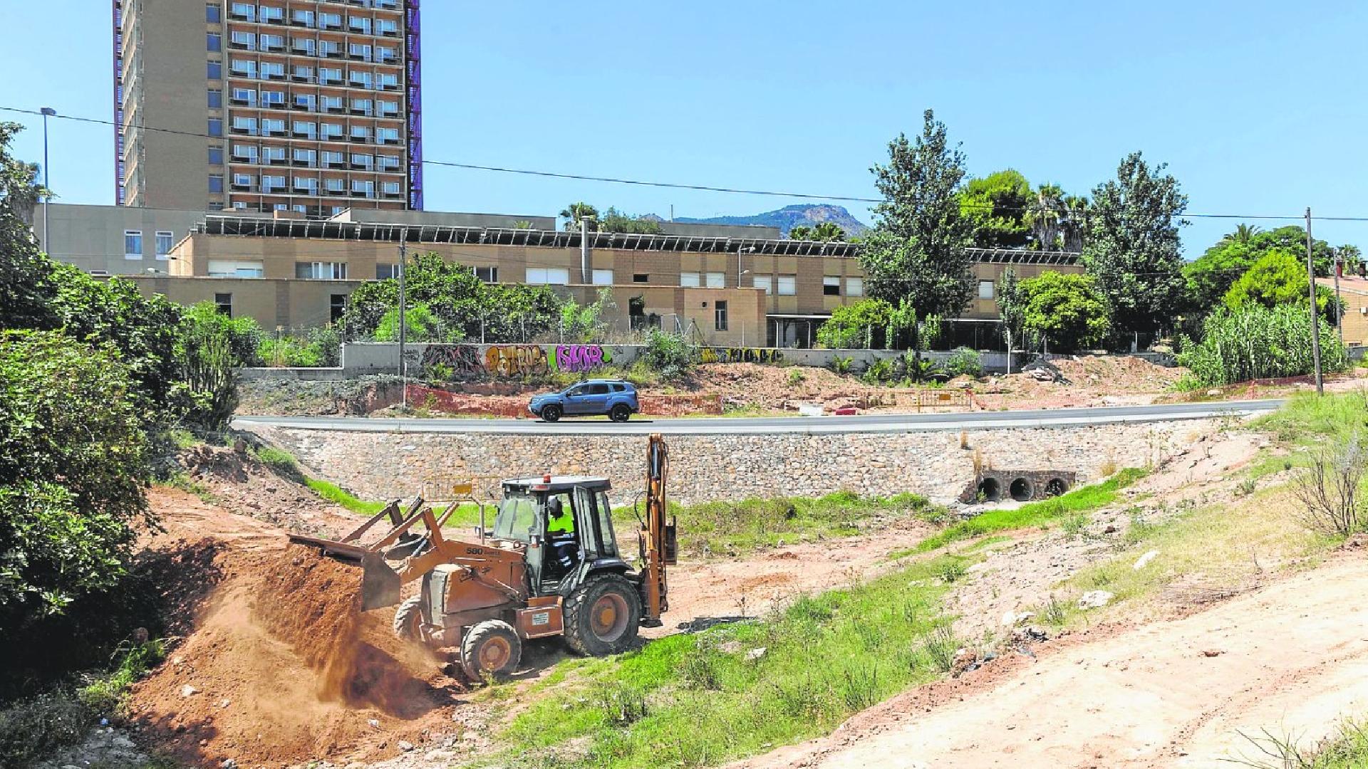 Cierran al tráfico por obras de mejora las carreteras de acceso a Sabic y de Canteras