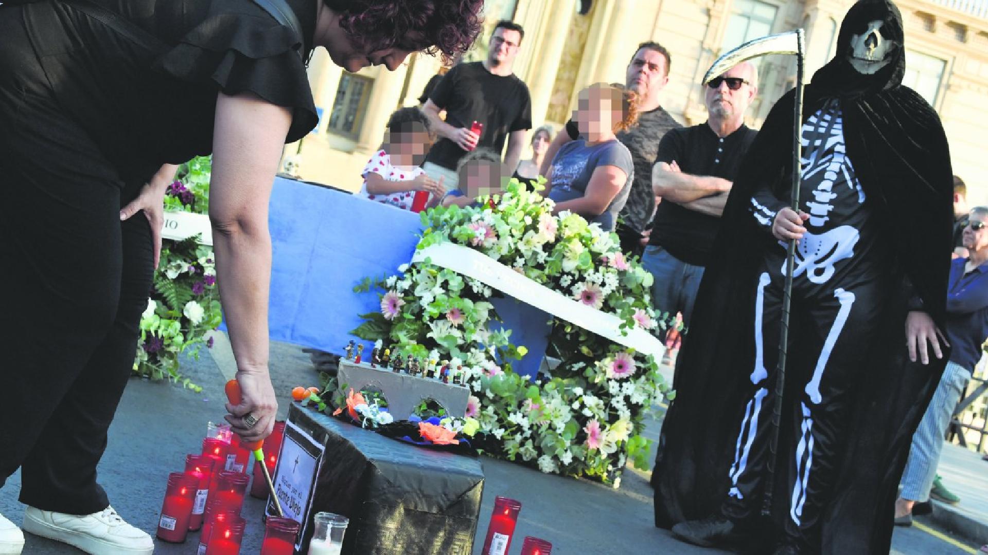 De luto por la reapertura del Puente Viejo de Murcia al tráfico