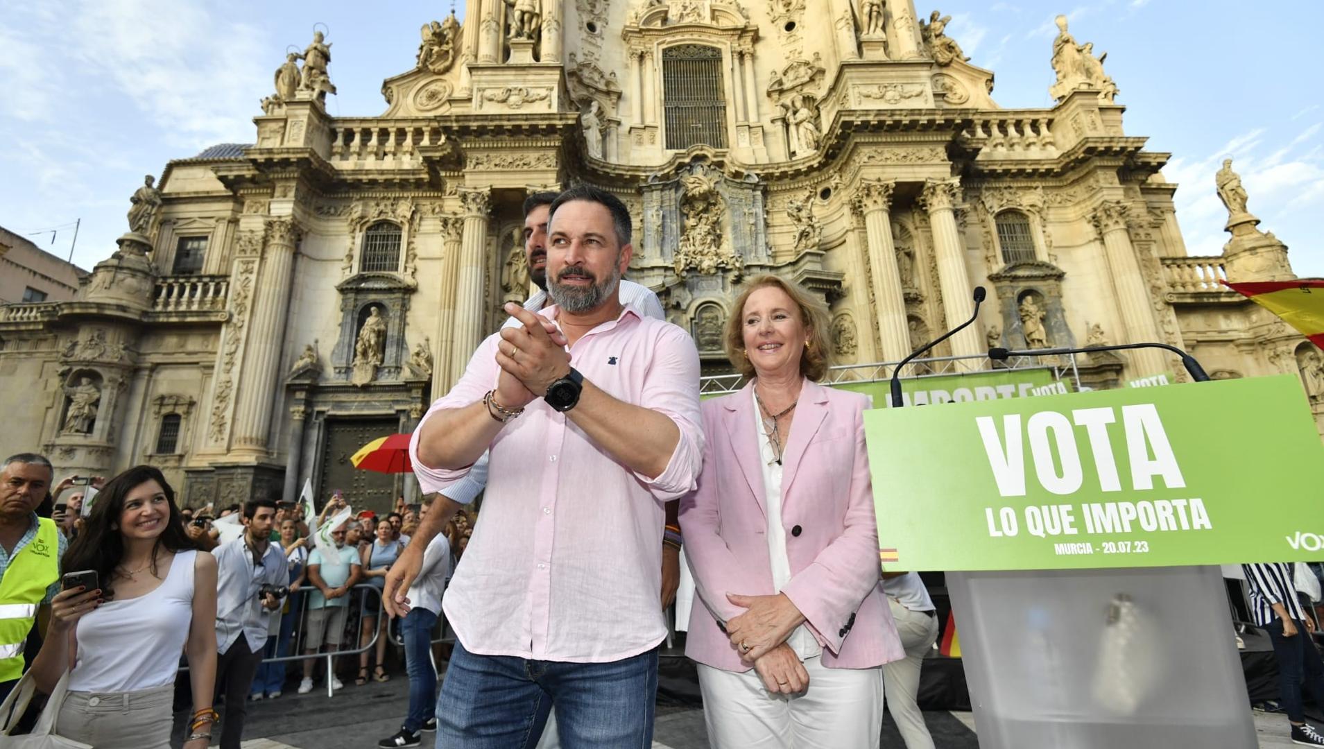 Abascal advierte a López Miras de que Vox seguirá exigiendo su entrada al Gobierno regional tras el 23-J