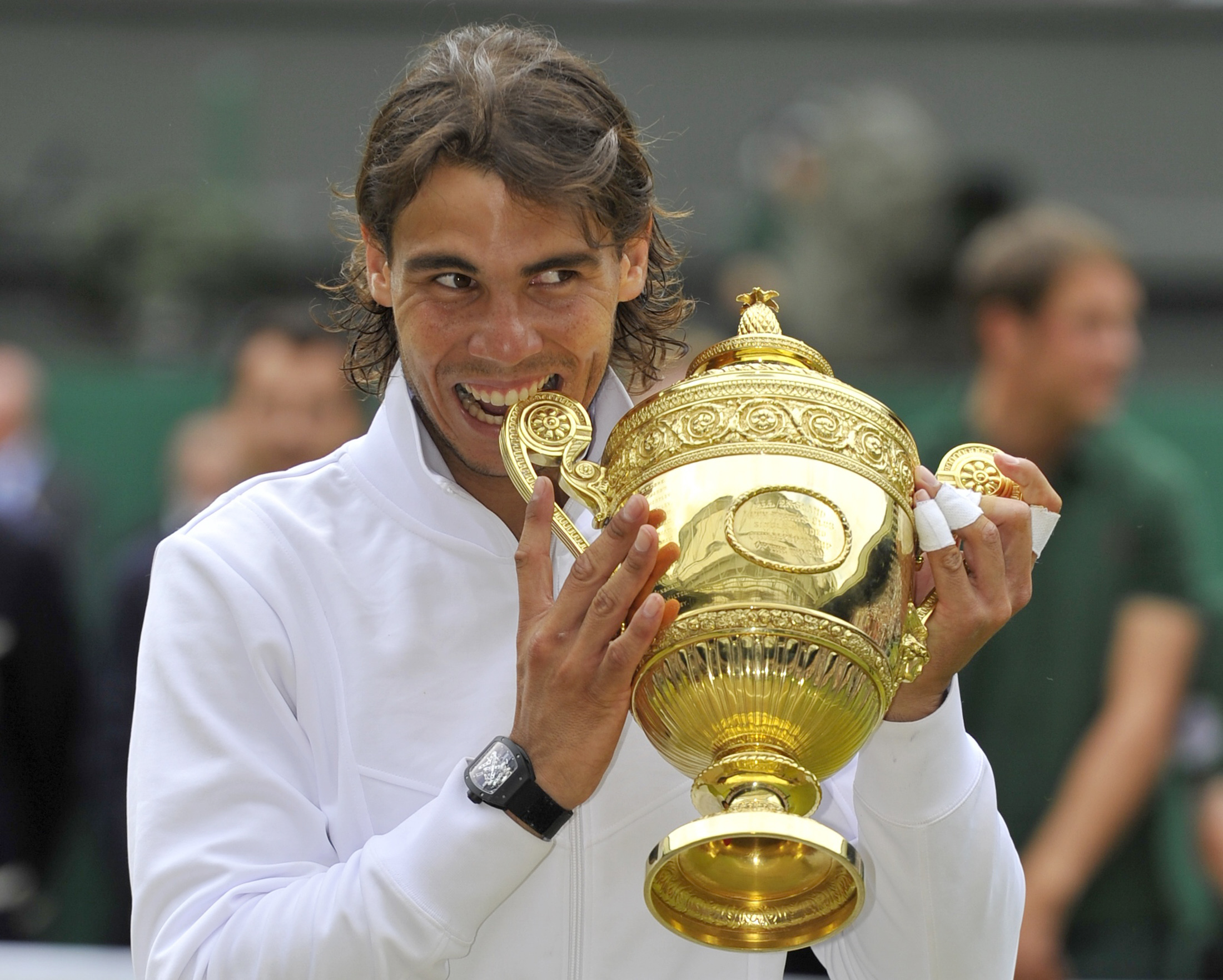 Rafa Nadal muerde el trofeo que ganó en 2010.