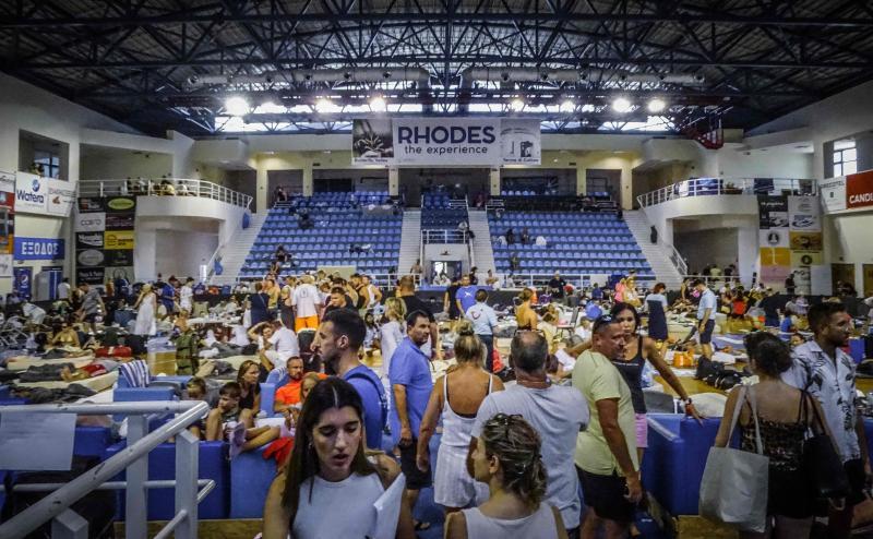 Un incendio en la isla de Rodas obliga a evacuar a 30.000 vecinos y turistas