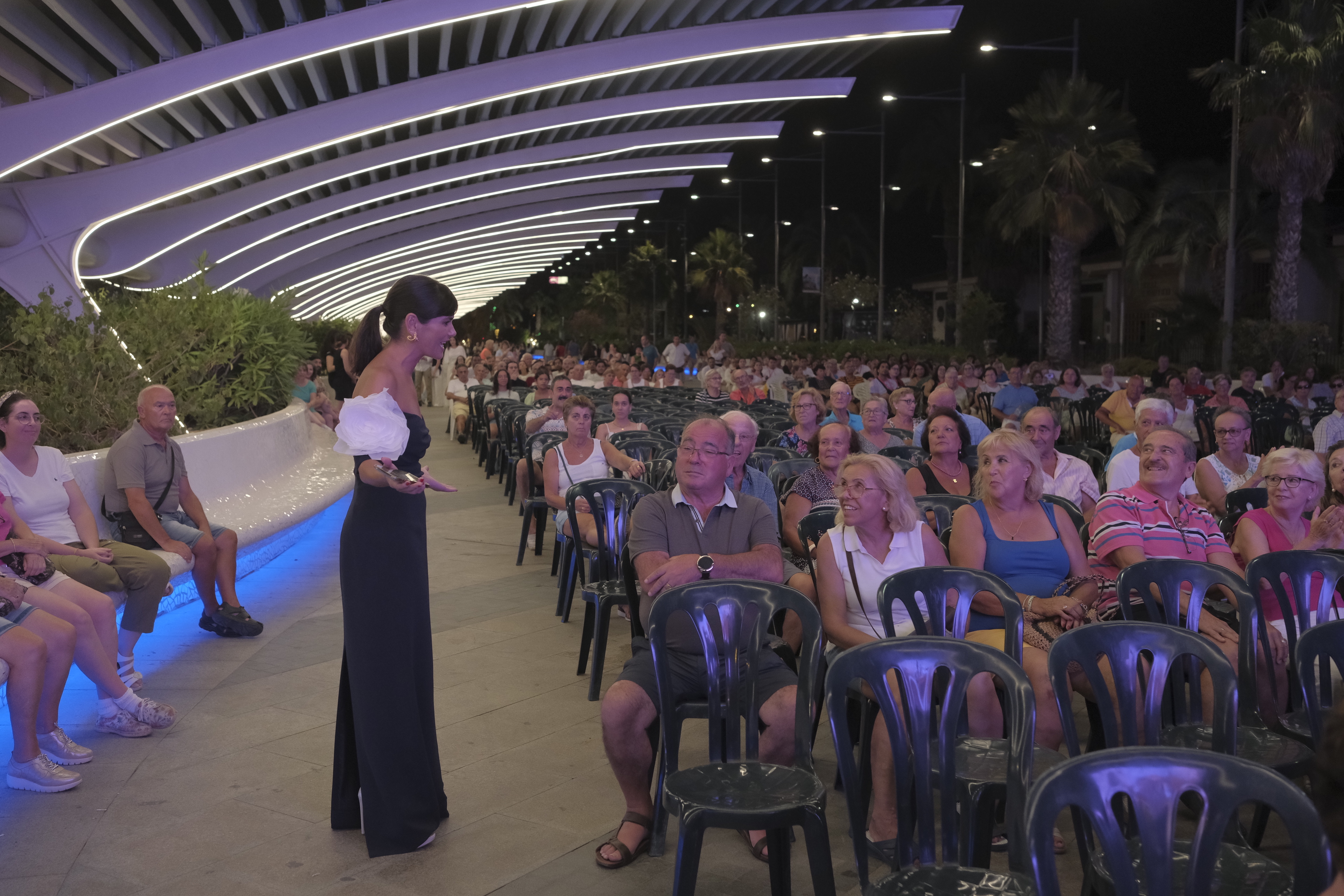 Elena Sánchez saluda al público congregado frente a la pantalla gigante del paseo Vista Alegre,