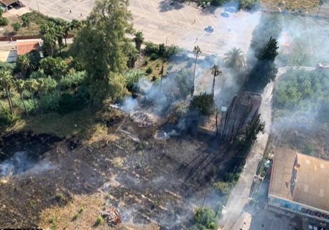 Una gran columna de humo en el poblado chabolista de La Fica alerta a los bomberos