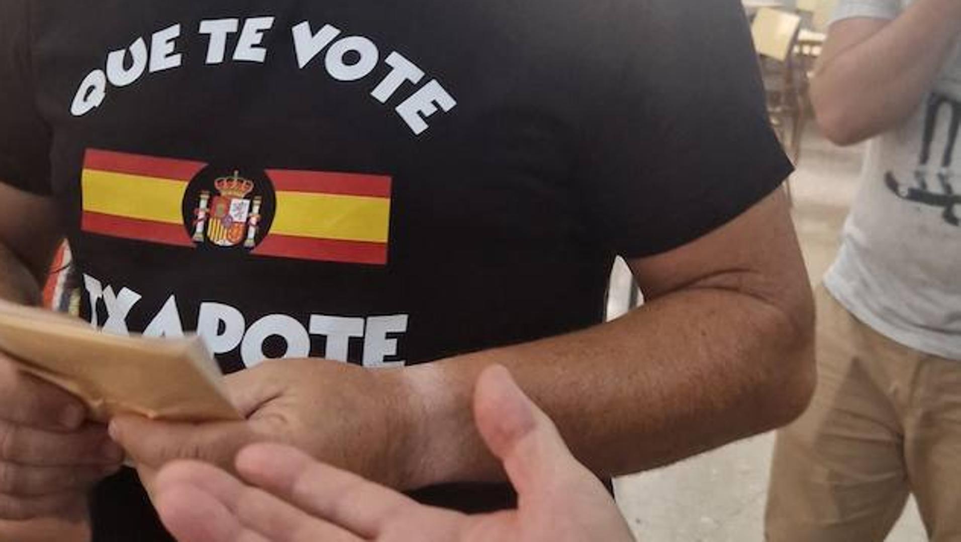 Denuncian que un hombre acude a votar en Molina con una camiseta de ‘Que te vote Txapote’