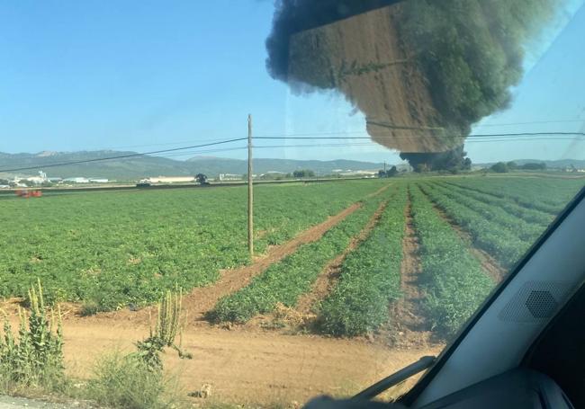 Aparatoso incendio en una empresa de reciclaje de plástico en Caravaca