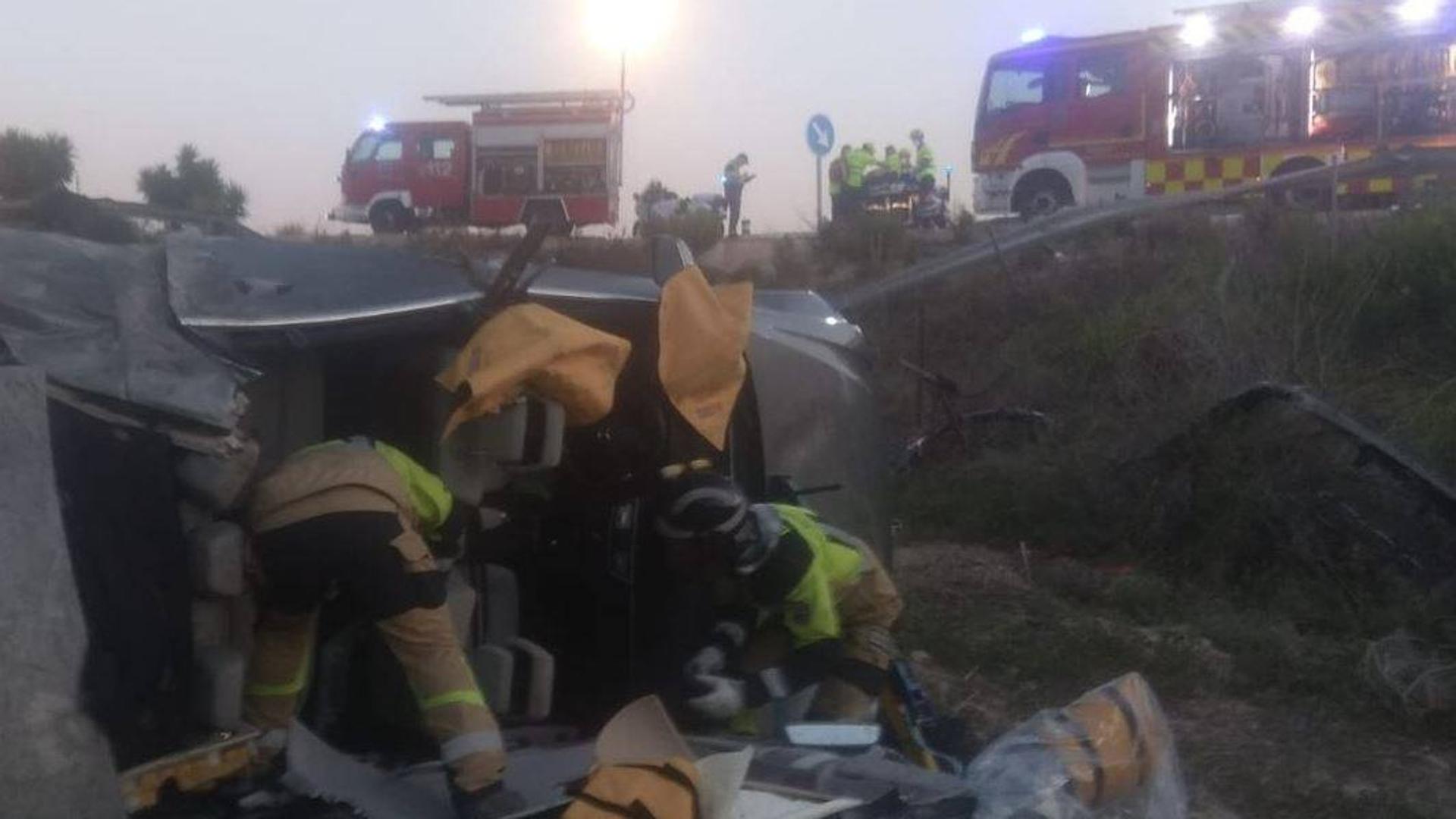 Un aparatoso accidente de tráfico deja un herido en Cieza