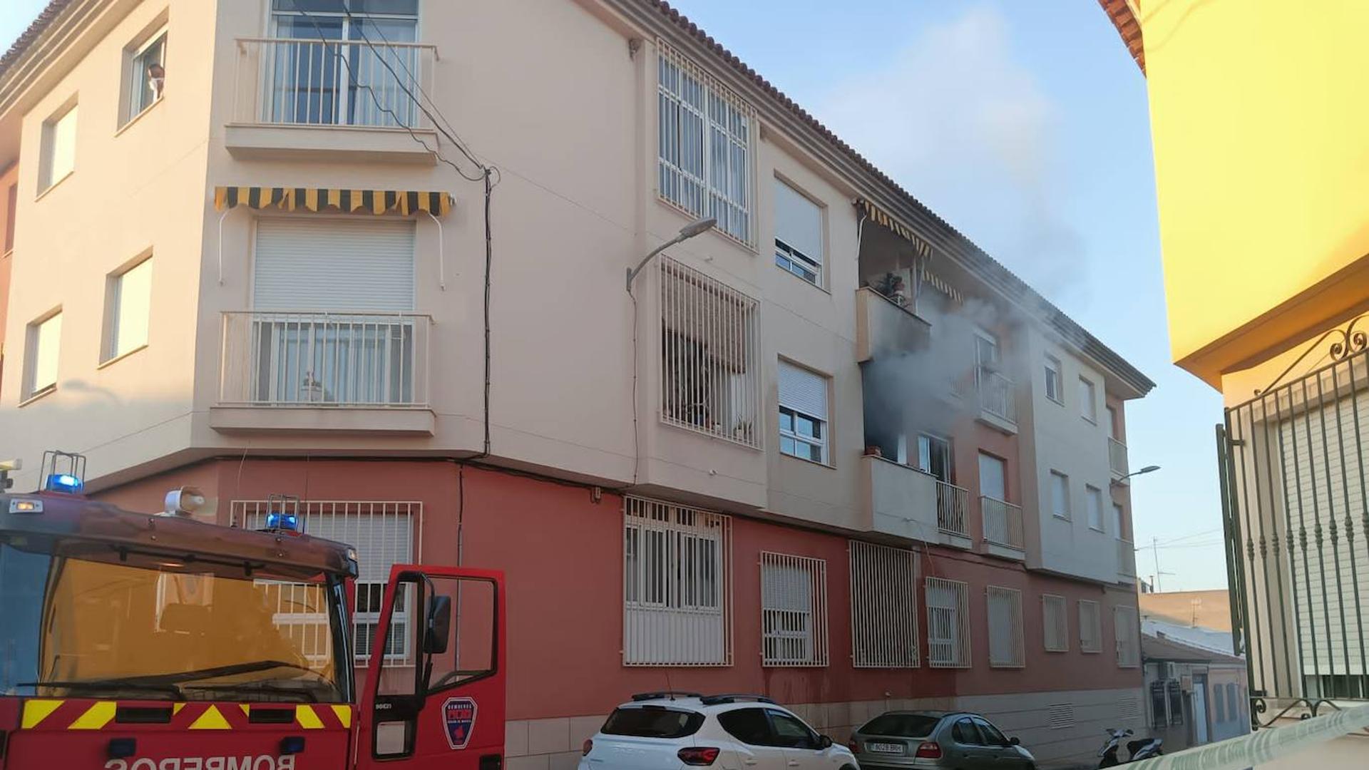 Cinco afectados por intoxicación por humo en el incendio de una vivienda en Alhama