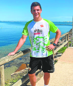 Imagen secundaria 2 - I: Sívori, de paseo por la playa de Levante de Cabo de Palos con su hijo Unai. D: Jony Álamo, que hará la pretemporada con el Efesé, en la Martinique.